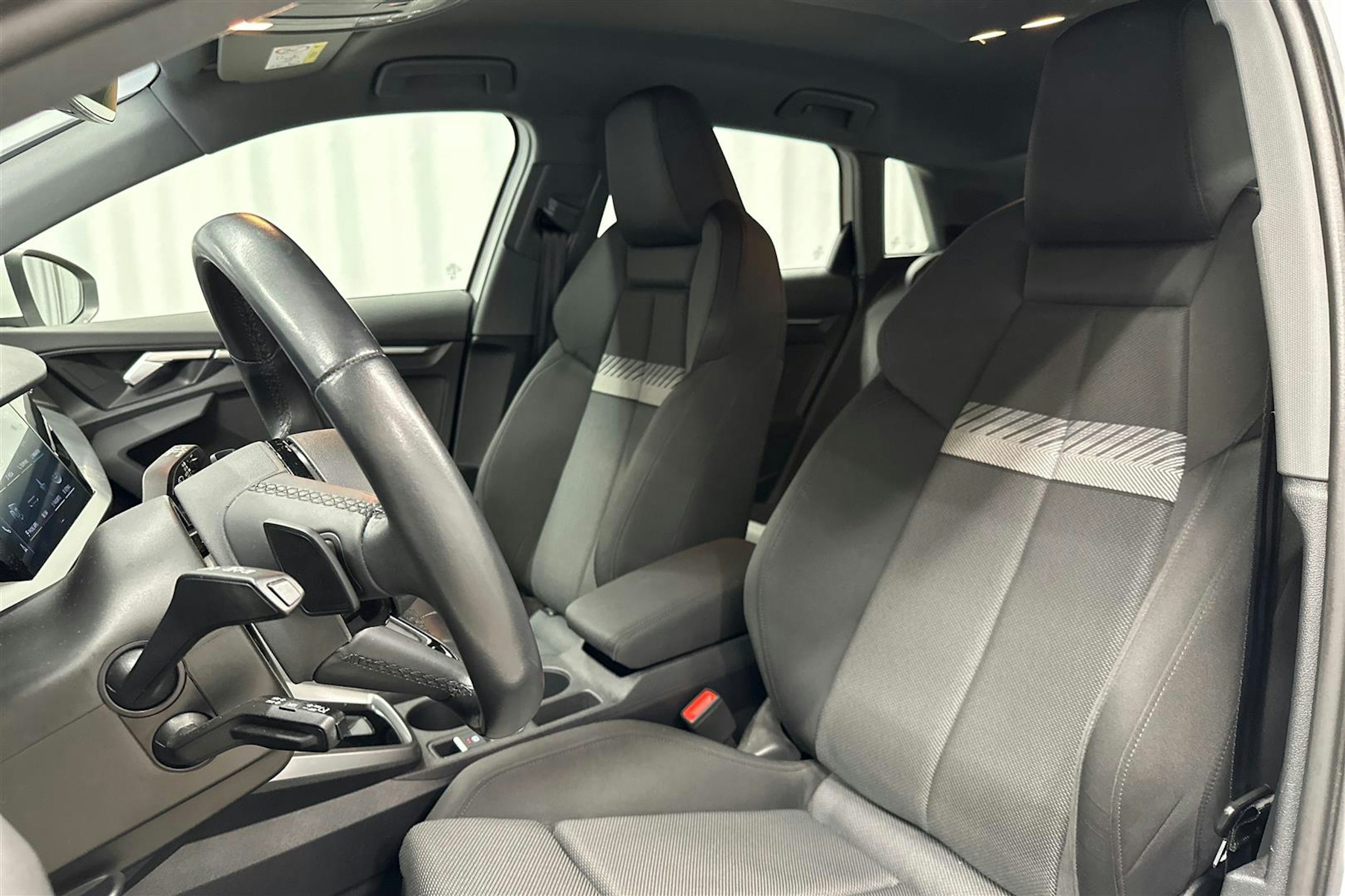 valkoinen Audi A3 2023 kuva 18.