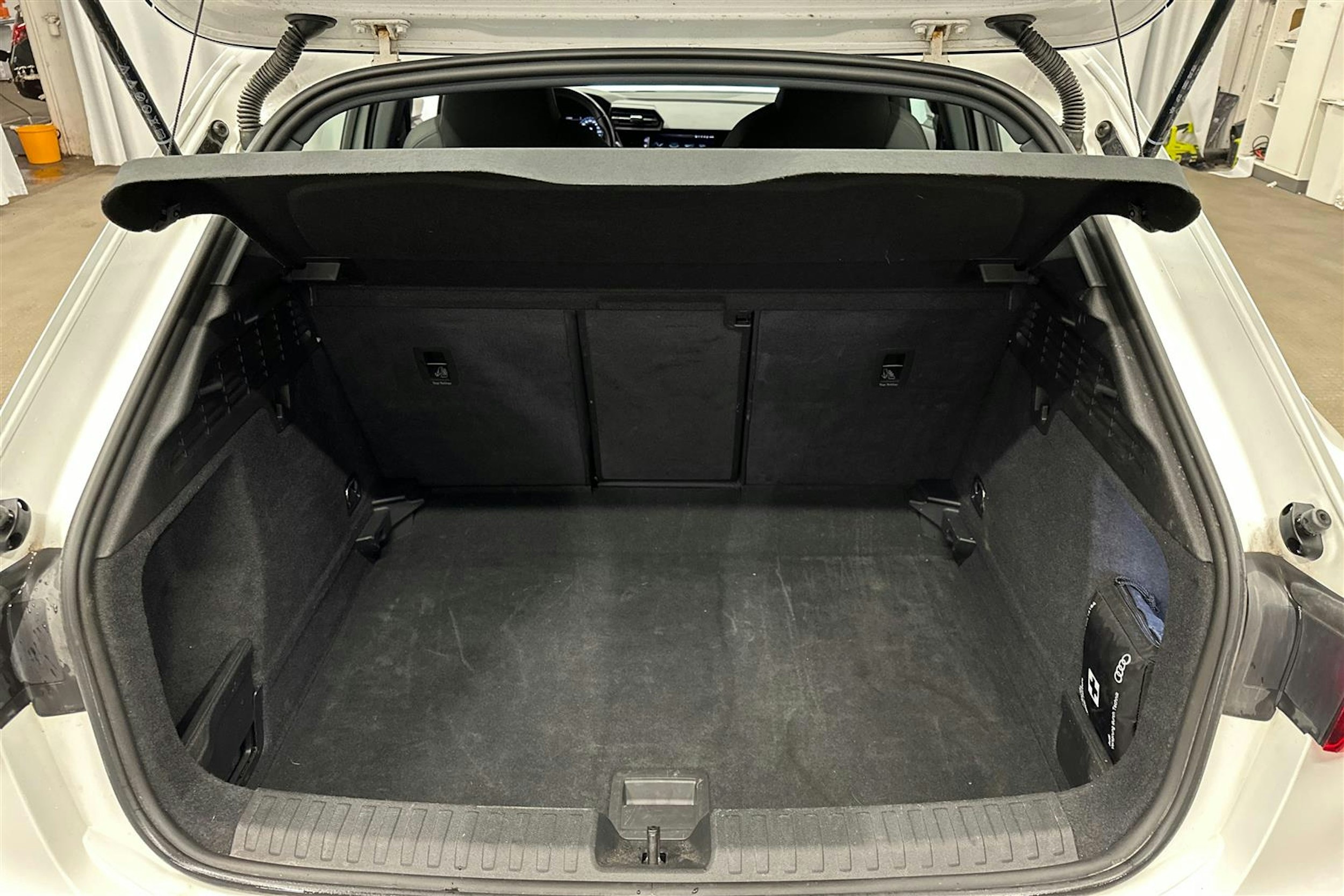 valkoinen Audi A3 2023 kuva 19.