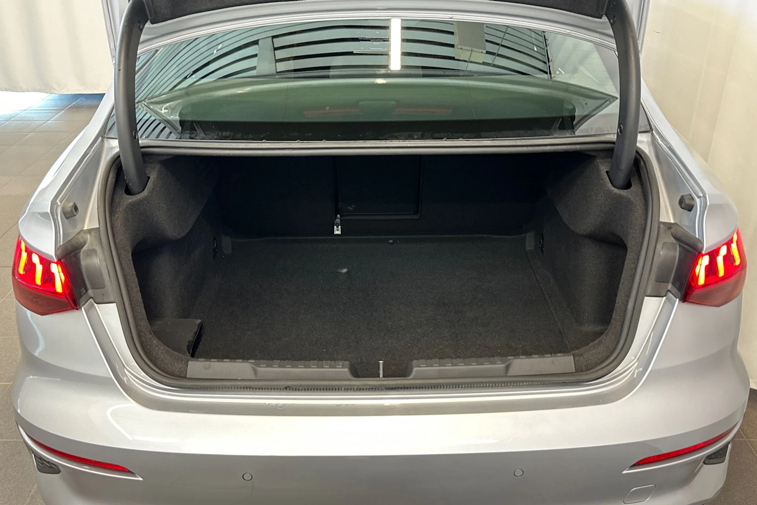 met. harmaa Audi A3 2023 kuva 13.
