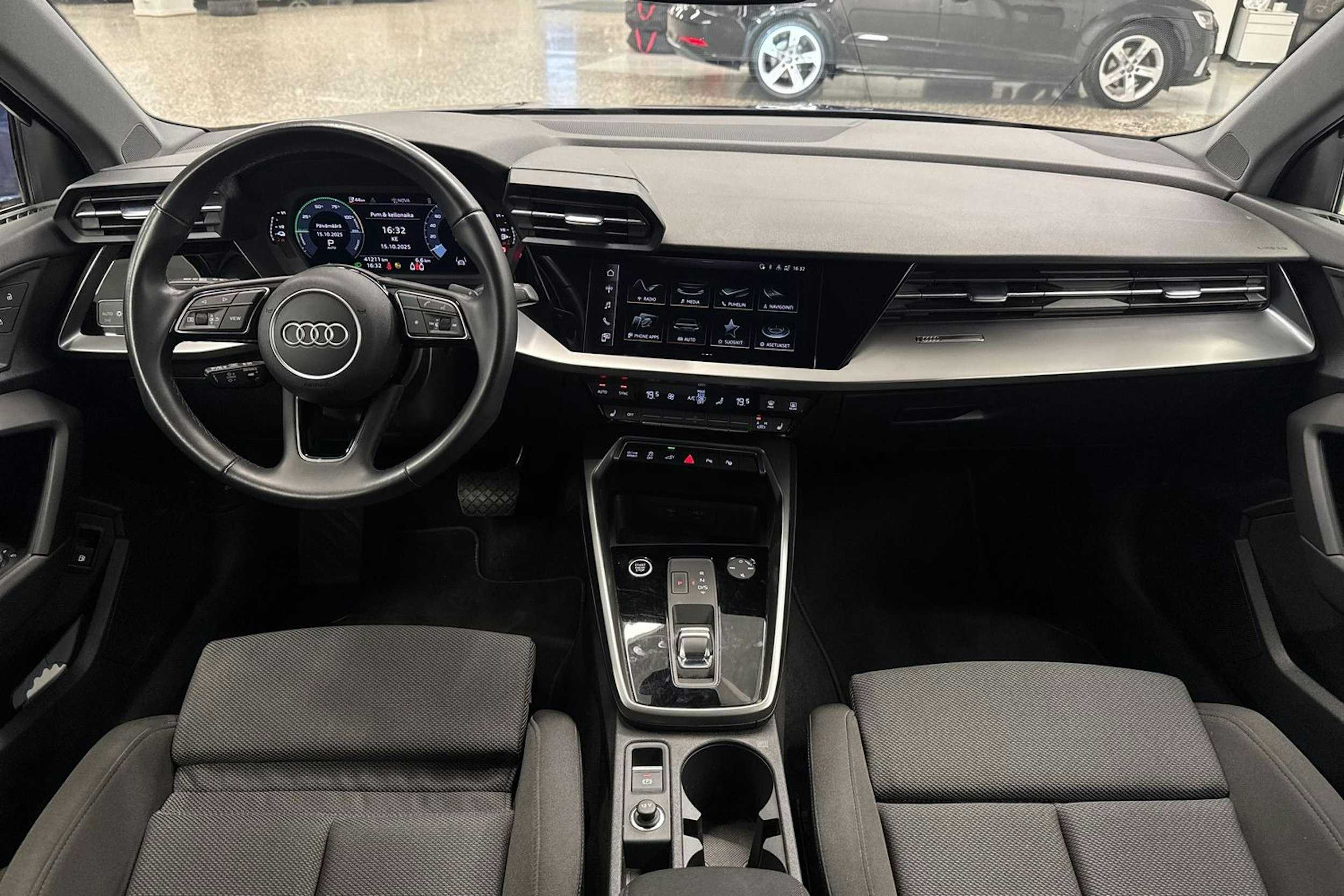 sininen Audi A3 2023 kuva 7.