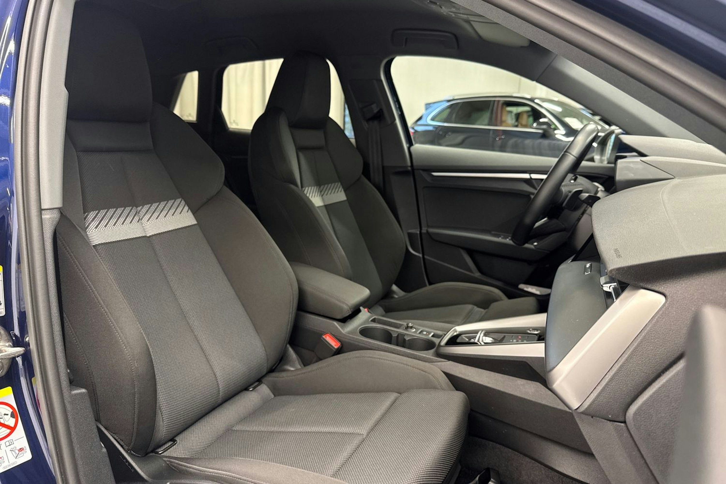 sininen Audi A3 2023 kuva 10.