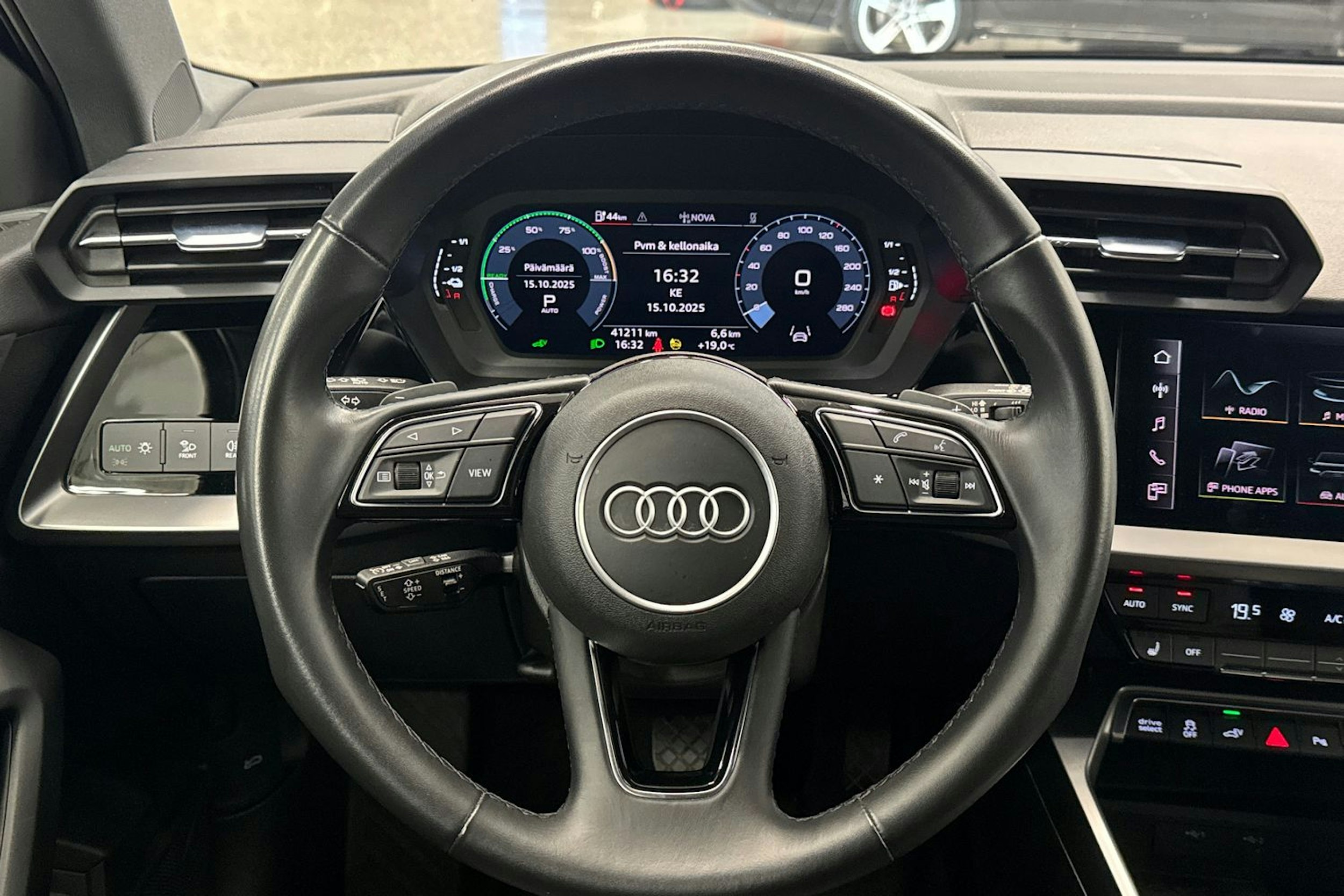 sininen Audi A3 2023 kuva 11.