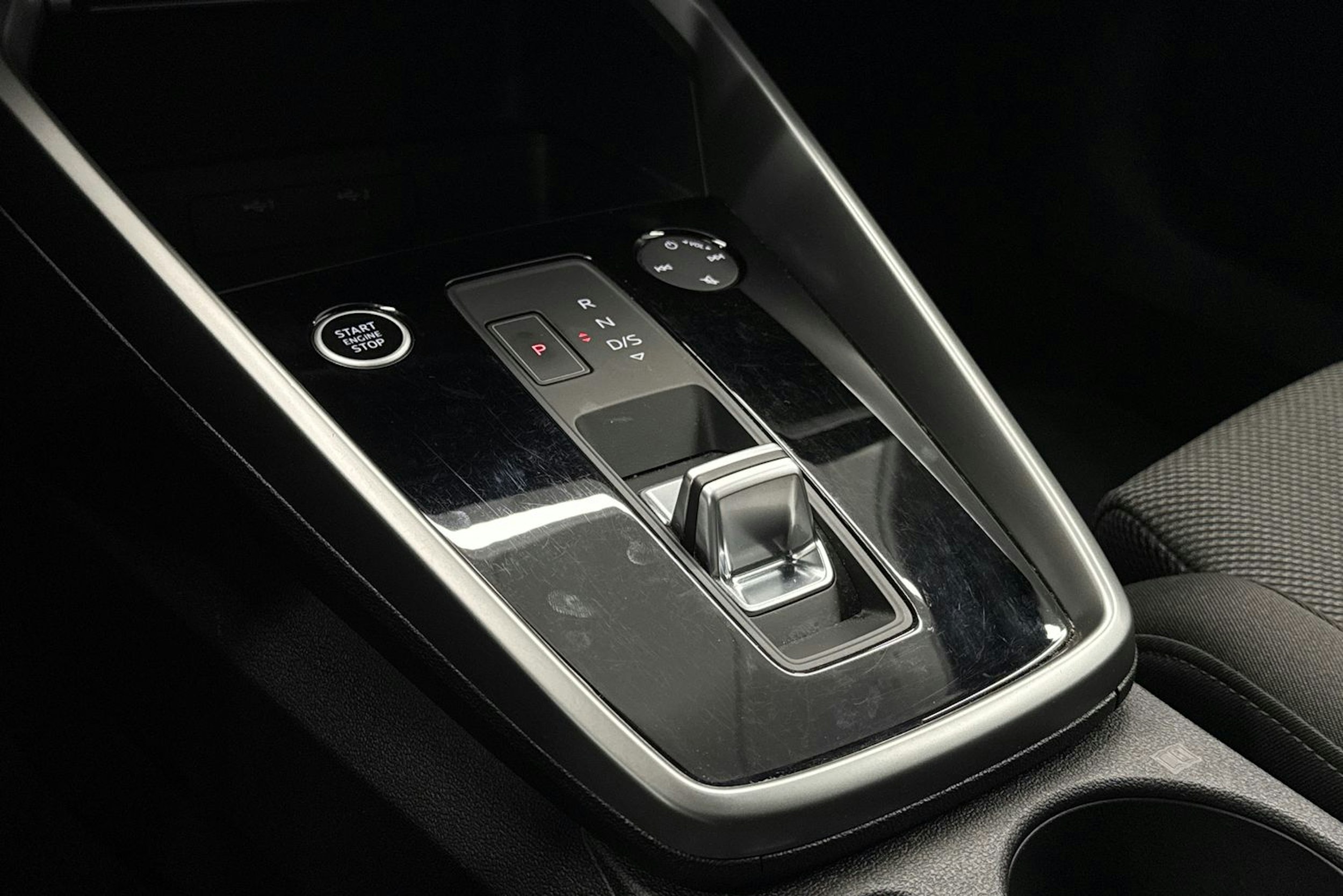 sininen Audi A3 2023 kuva 17.