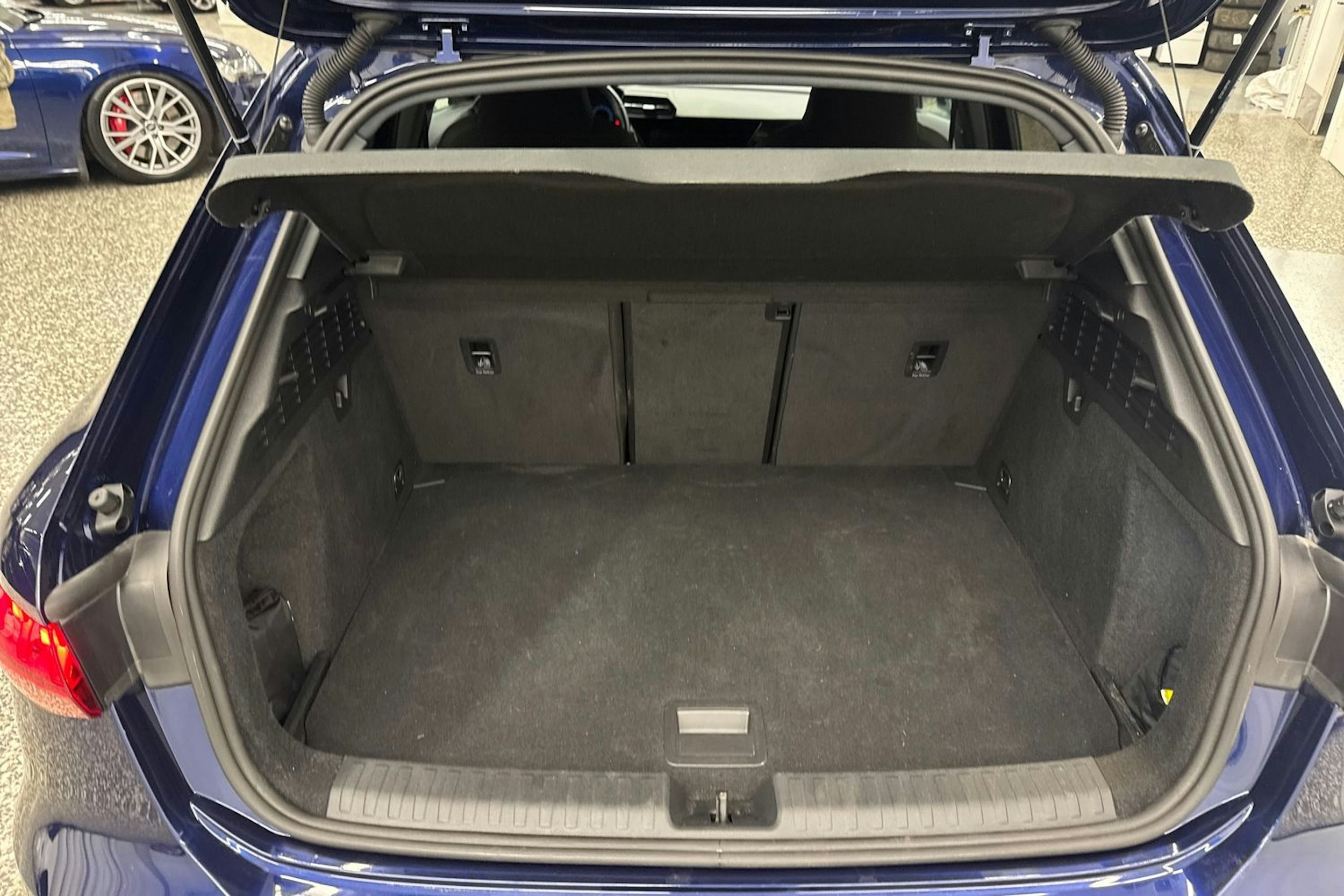 sininen Audi A3 2023 kuva 34.