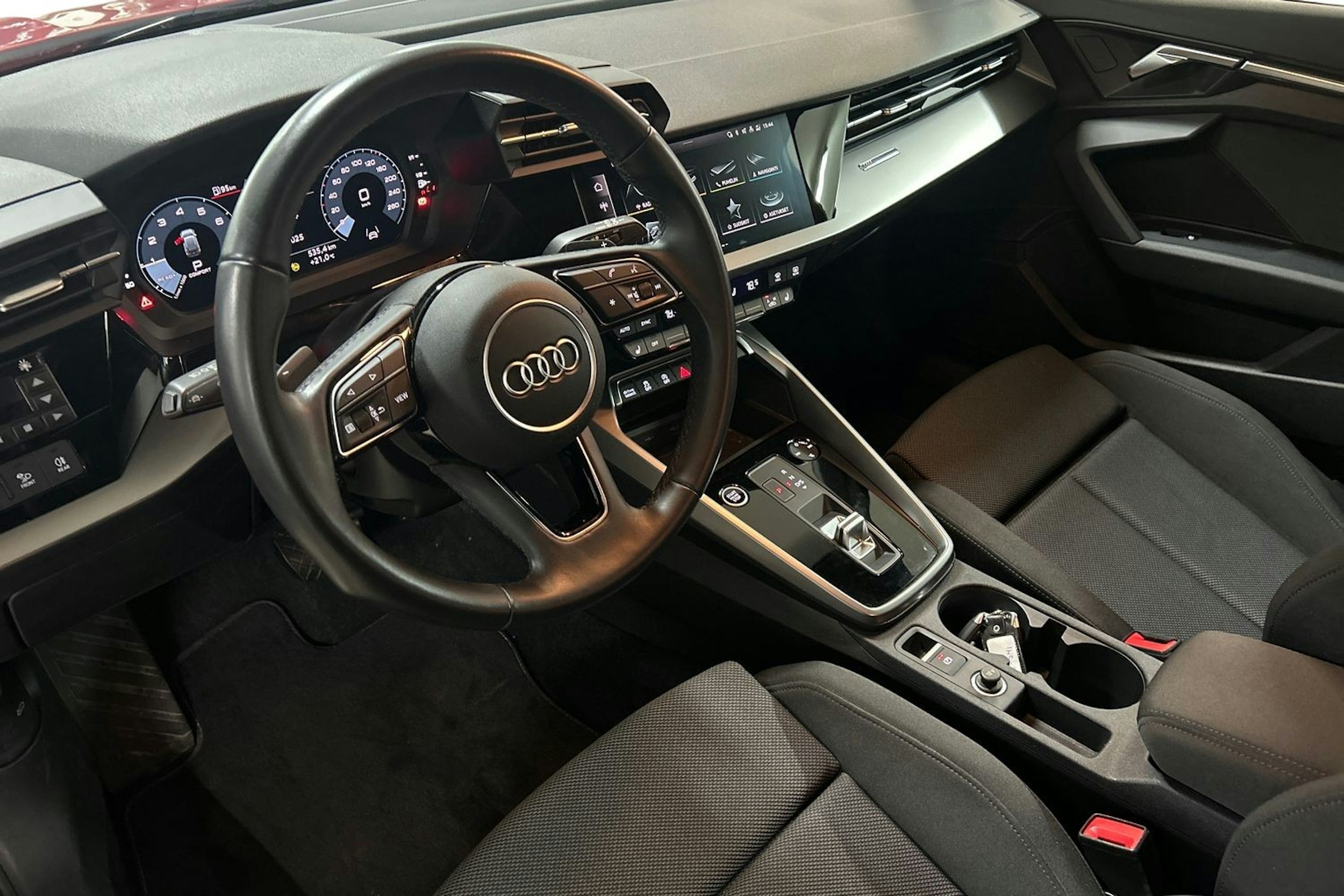 Punainen Audi A3 2023 kuva 7.