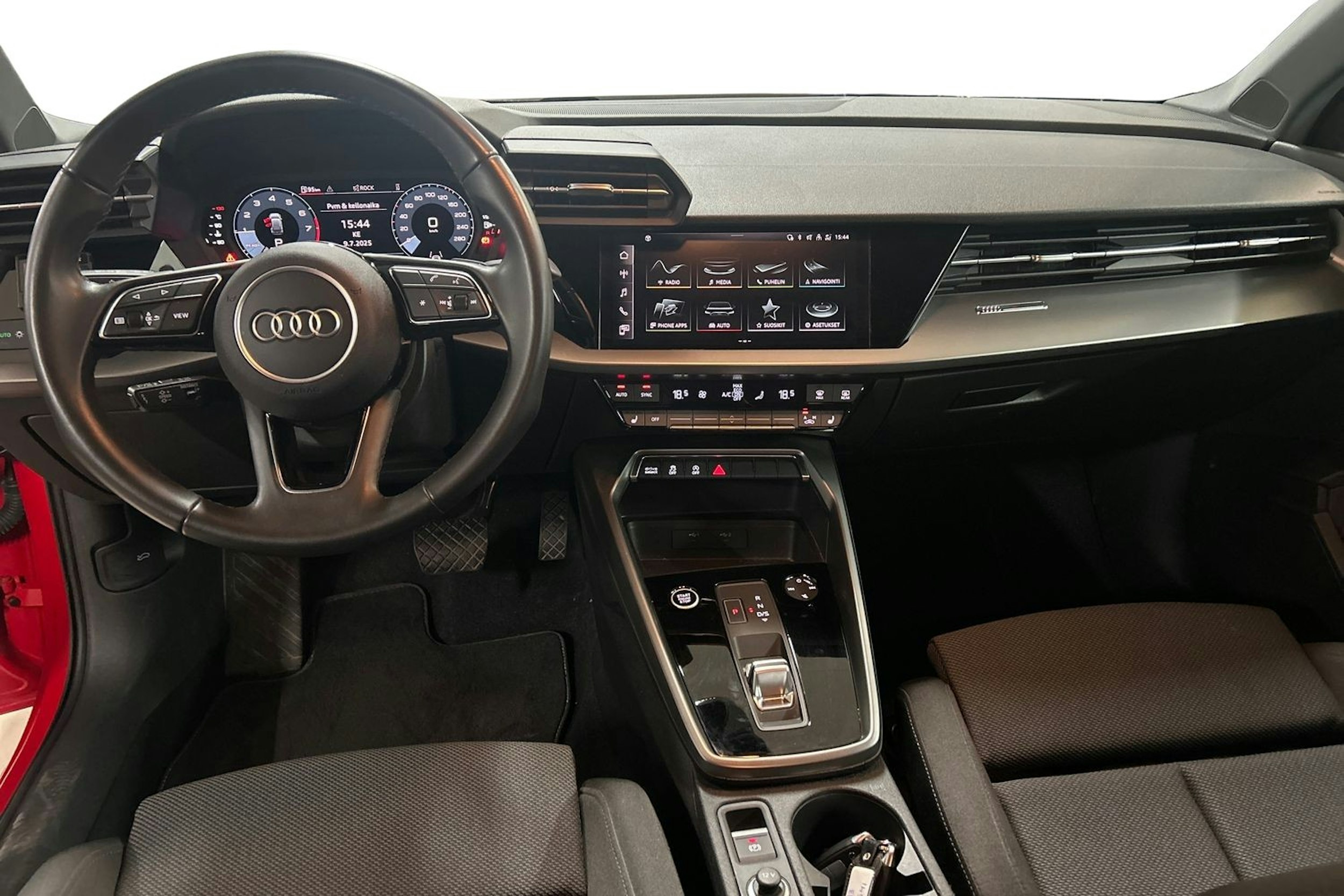 Punainen Audi A3 2023 kuva 9.