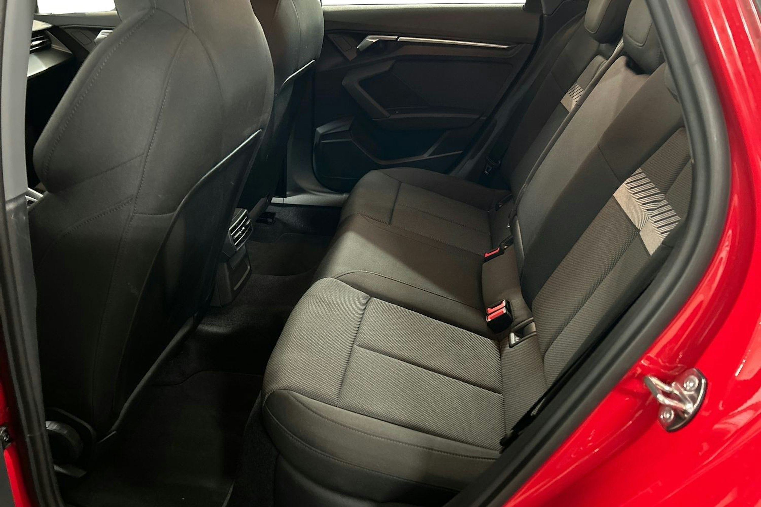 Punainen Audi A3 2023 kuva 10.