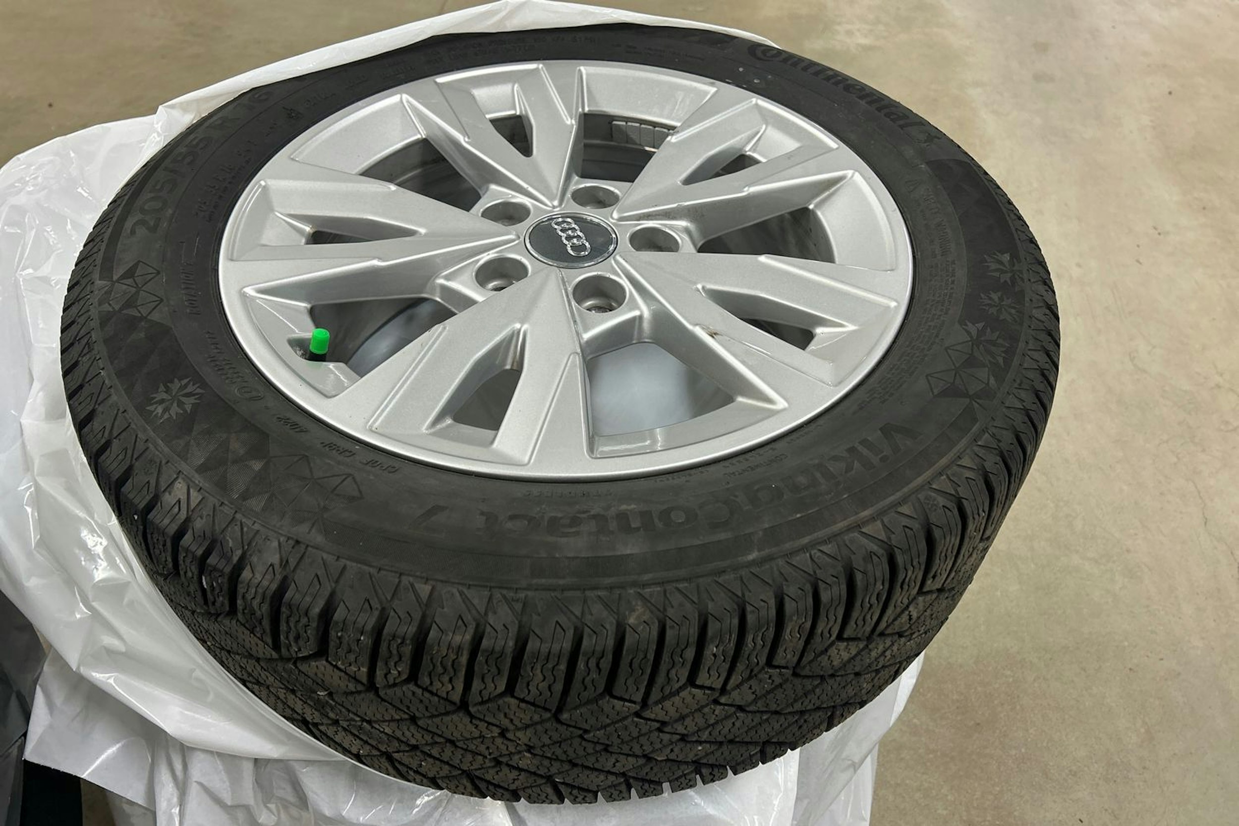 Punainen Audi A3 2023 kuva 13.