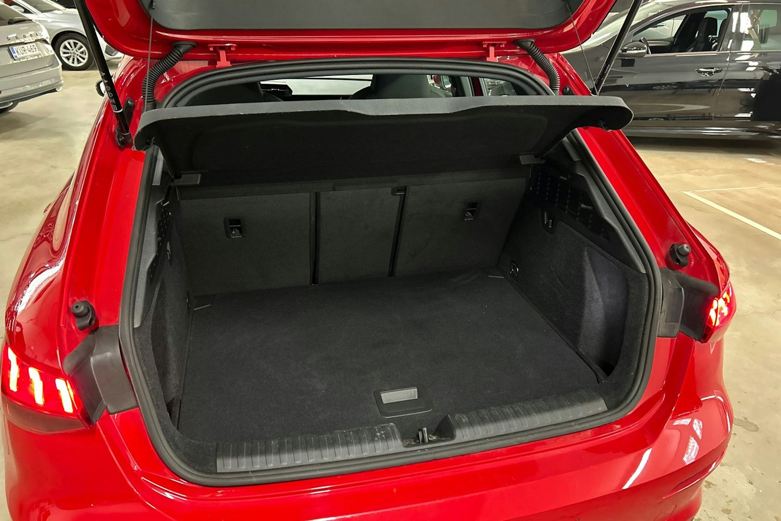 Punainen Audi A3 2023 kuva 14.