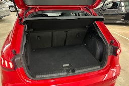 Punainen Audi A3 2023 kuva 14.