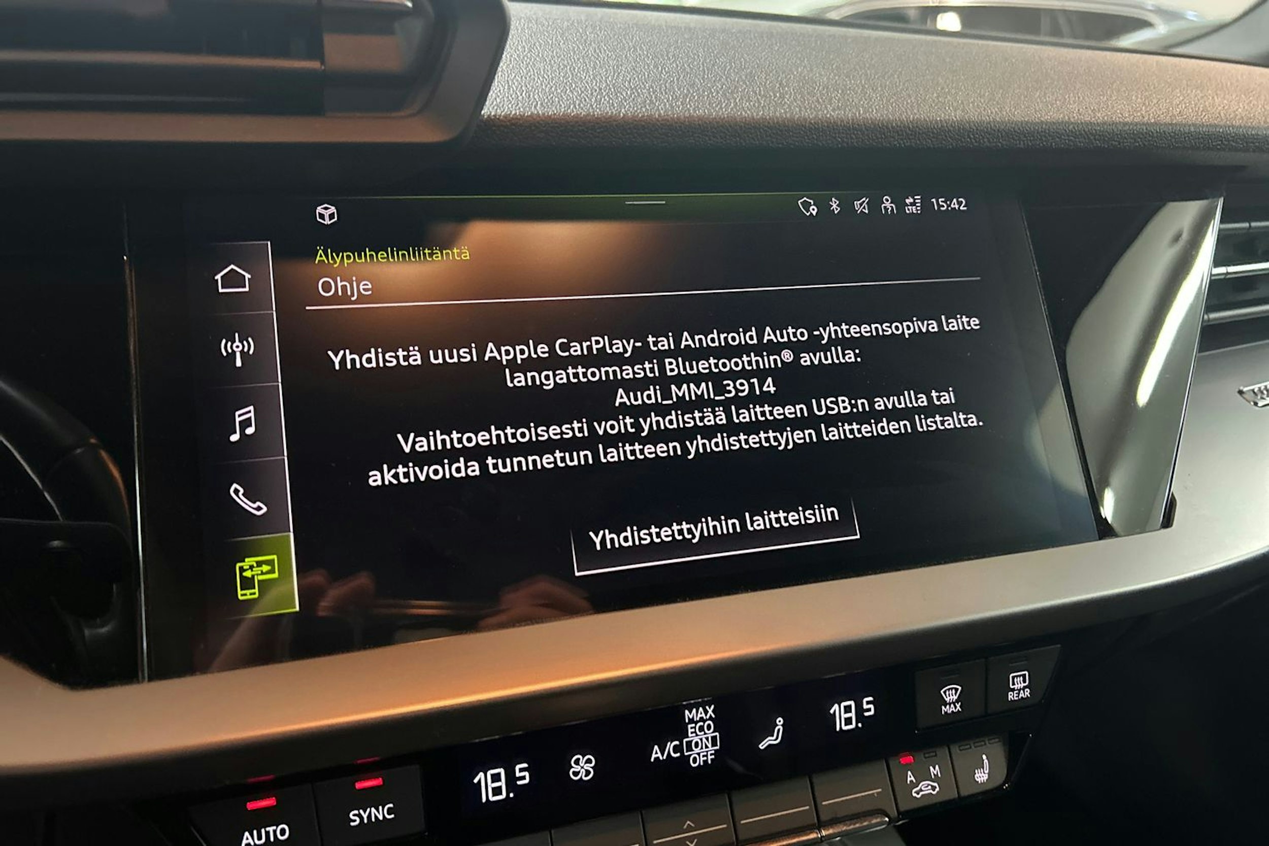 Punainen Audi A3 2023 kuva 22.