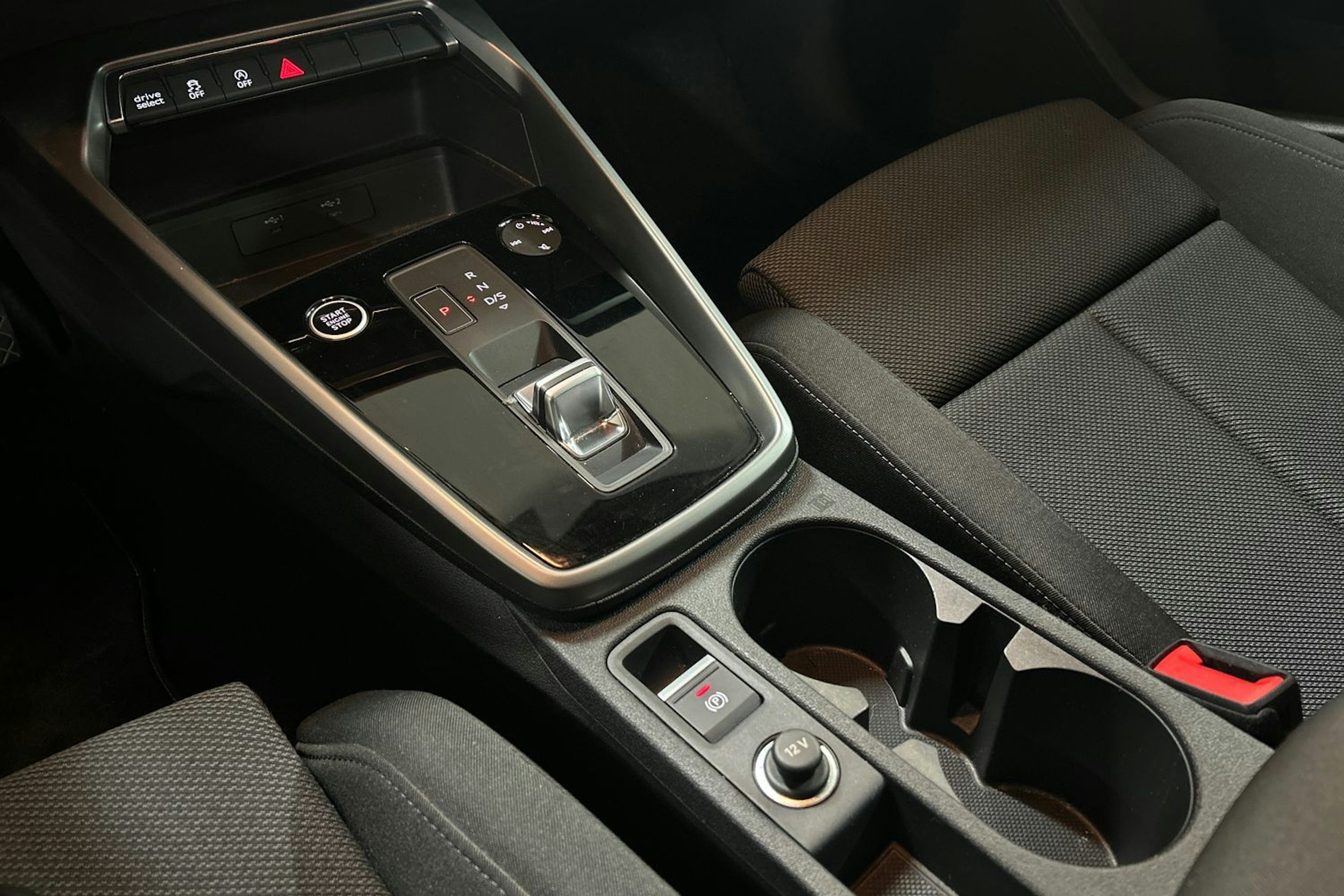 Punainen Audi A3 2023 kuva 27.