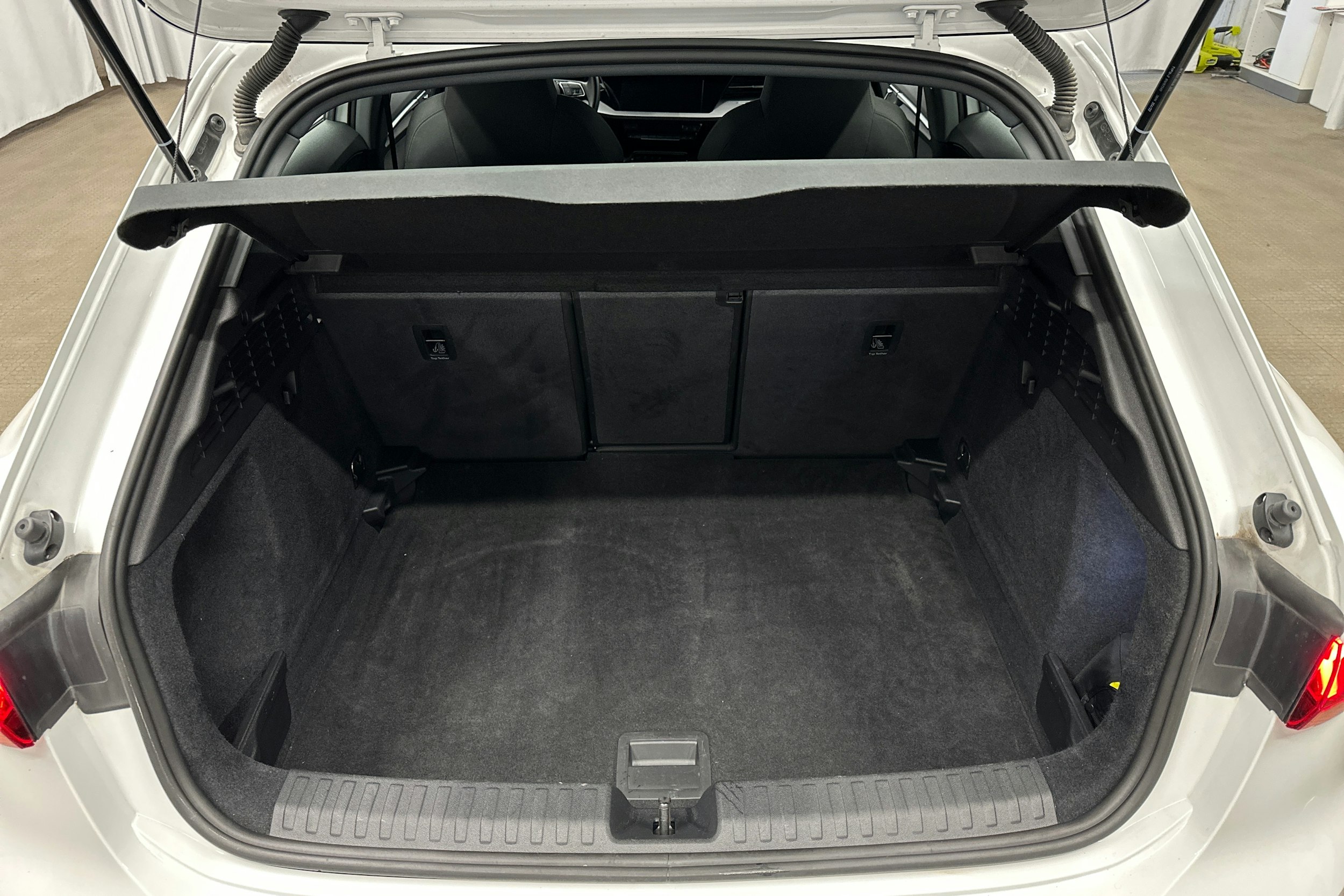 valkoinen Audi A3 2023 kuva 14.