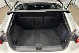 valkoinen Audi A3 2023 kuva 14.