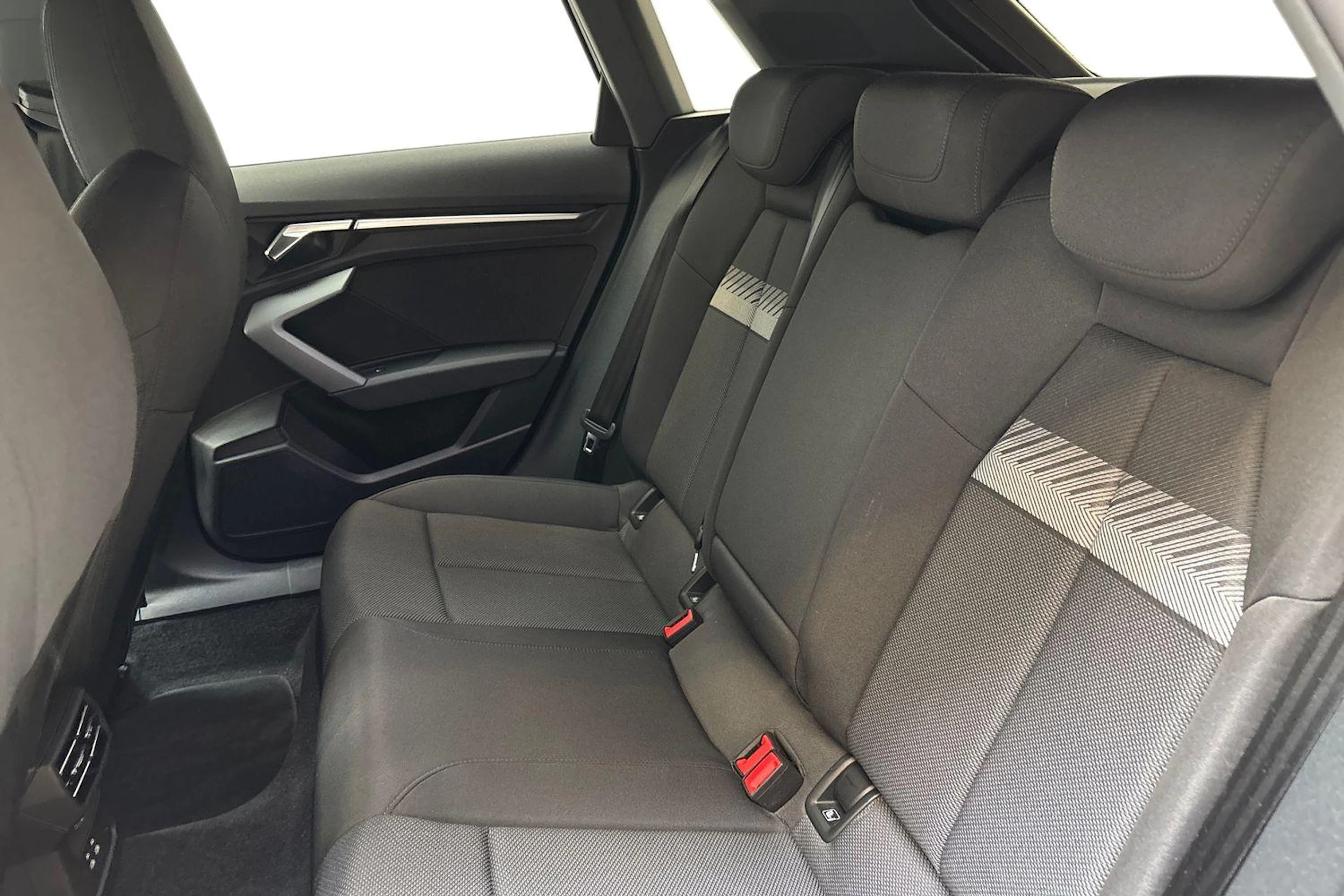 Valkoinen Audi A3 2024 kuva 11.