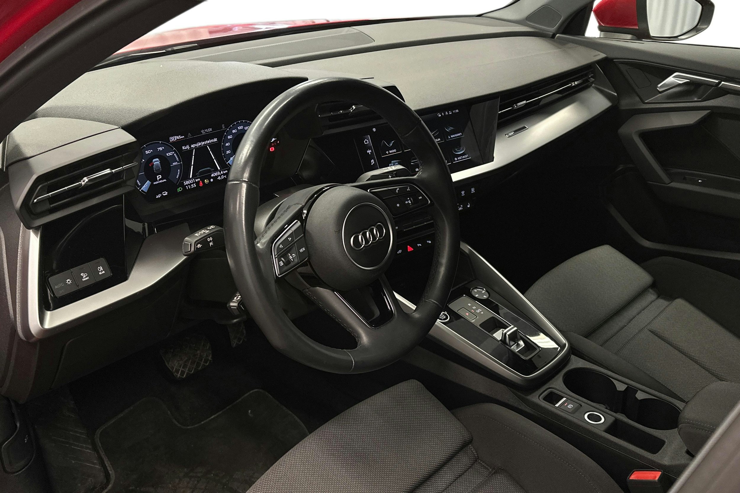 punainen Audi A3 2024 kuva 7.