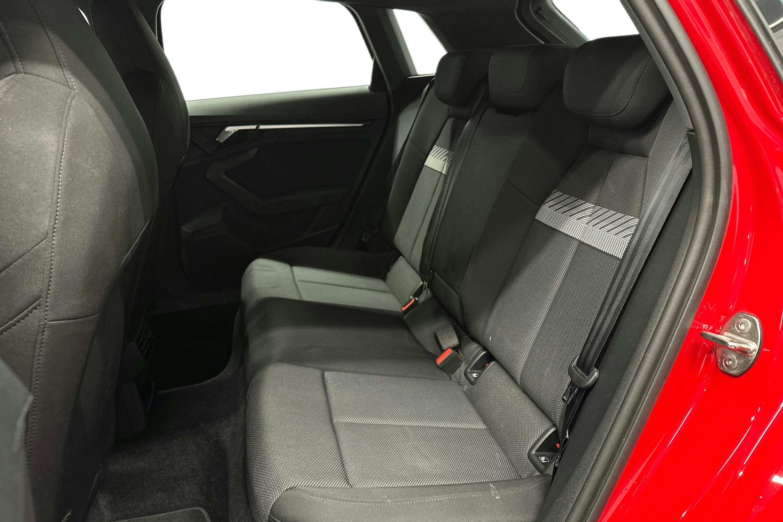 punainen Audi A3 2024 kuva 10.