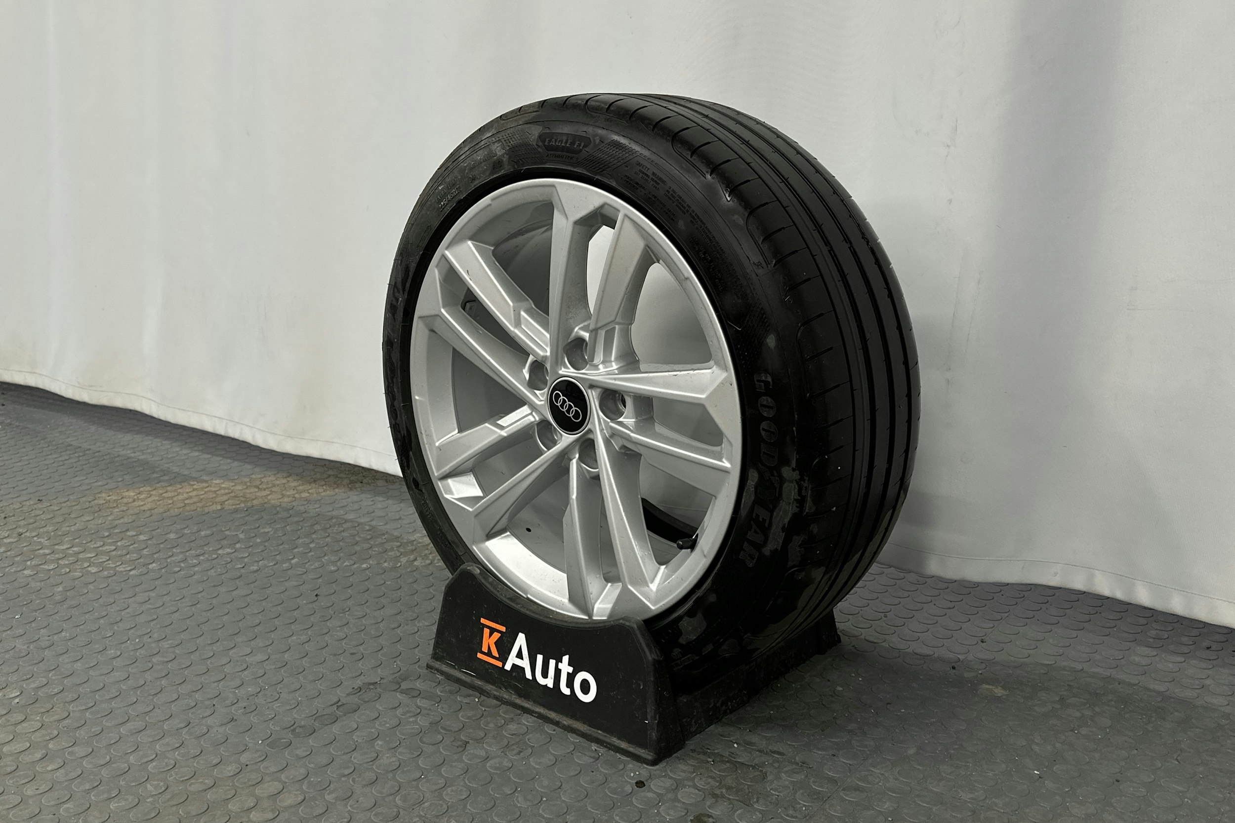 punainen Audi A3 2024 kuva 13.