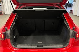 punainen Audi A3 2024 kuva 14.