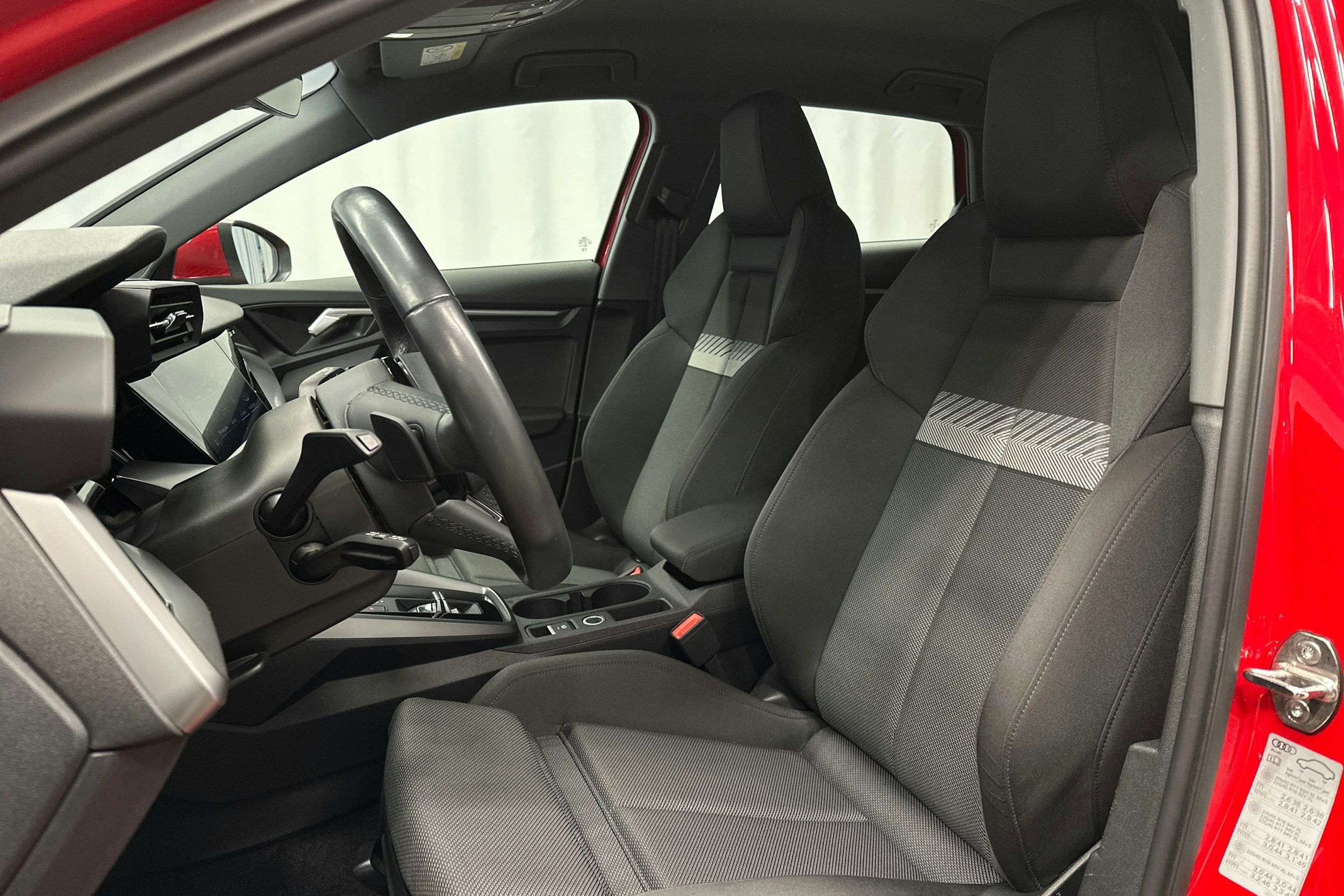 punainen Audi A3 2024 kuva 16.