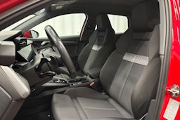 punainen Audi A3 2024 kuva 16.