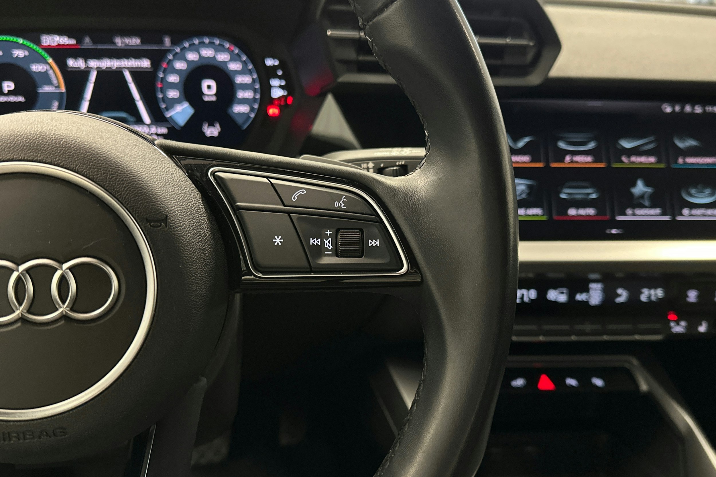 punainen Audi A3 2024 kuva 20.