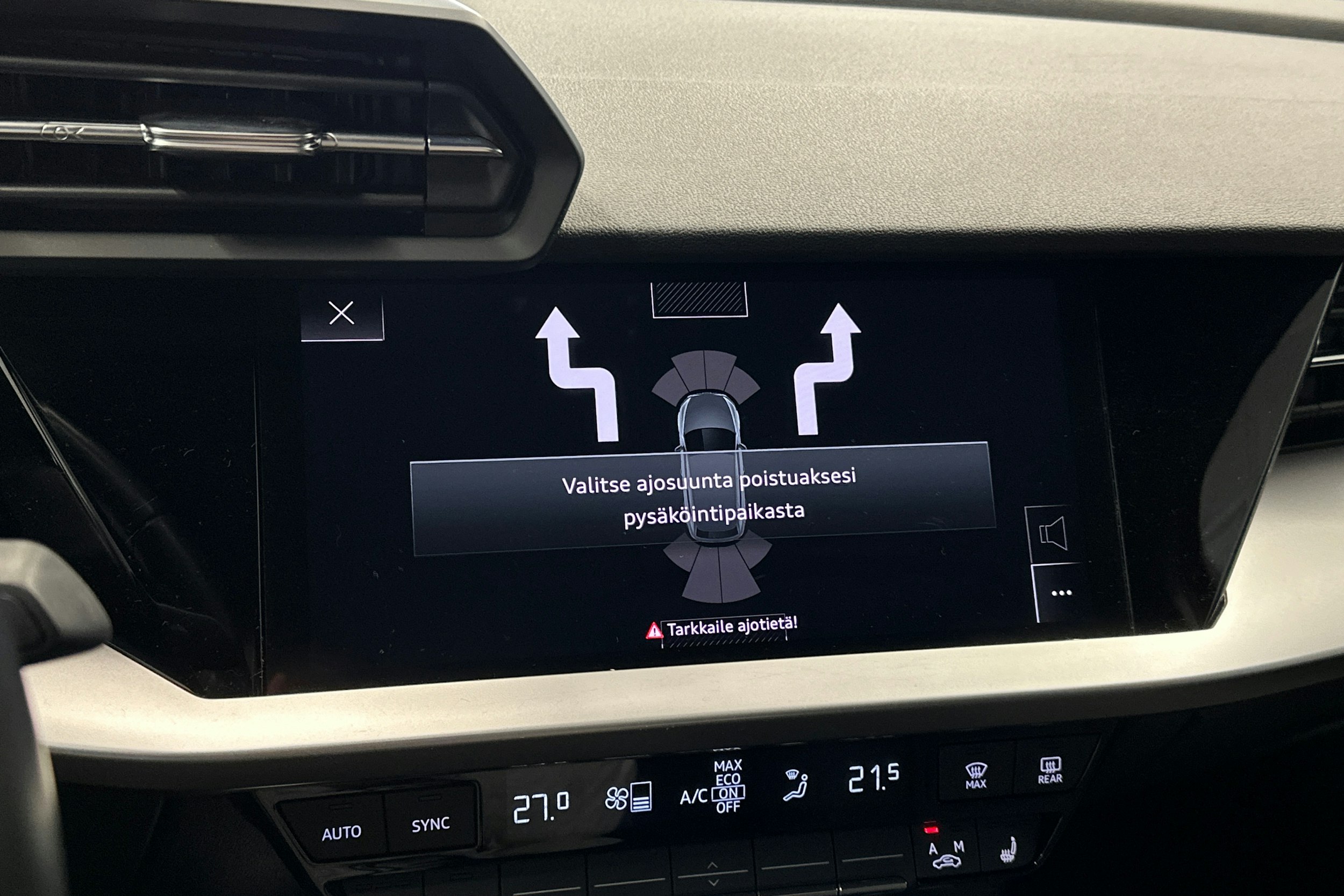 punainen Audi A3 2024 kuva 29.