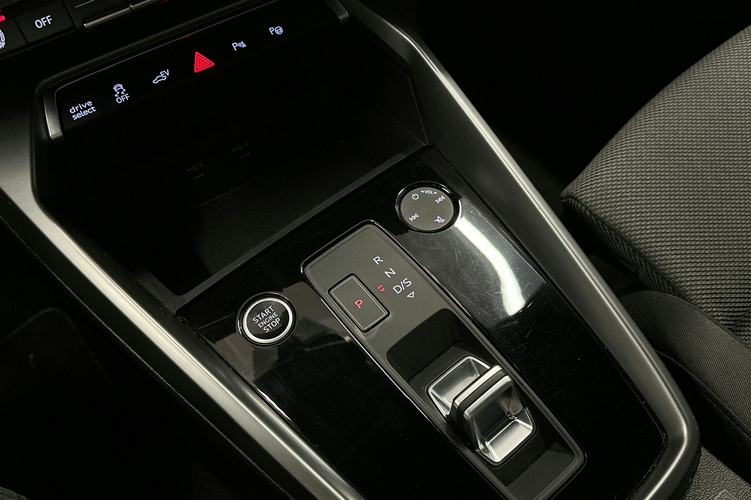 punainen Audi A3 2024 kuva 31.