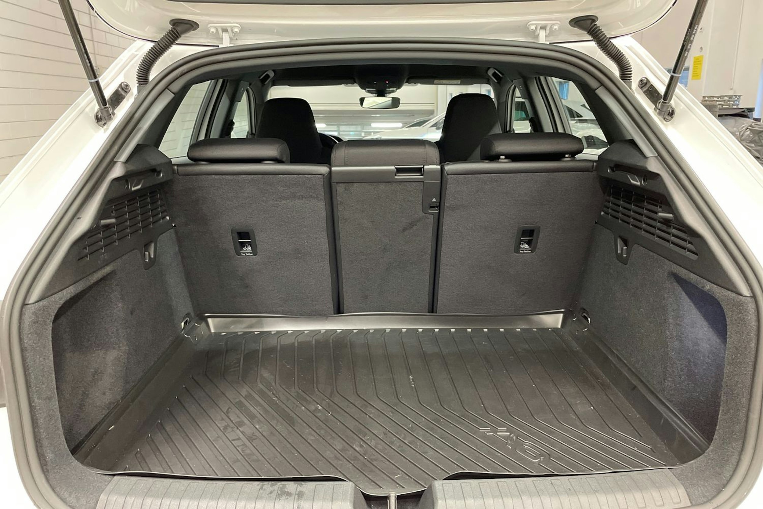 Valkoinen Audi A3 2024 kuva 15.