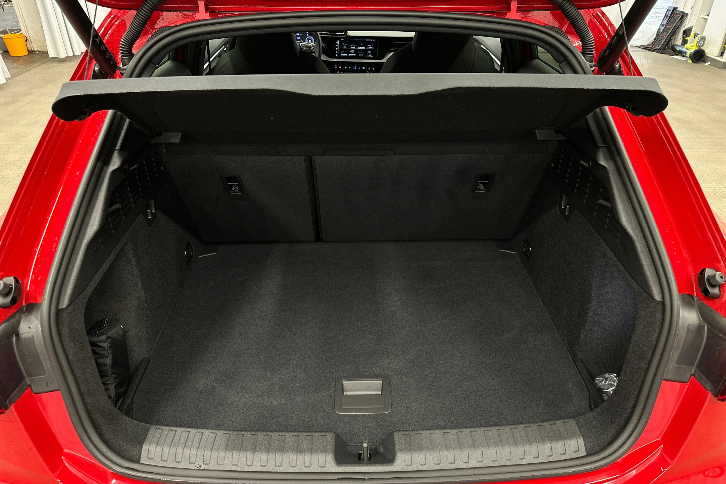 punainen Audi A3 2025 kuva 11.