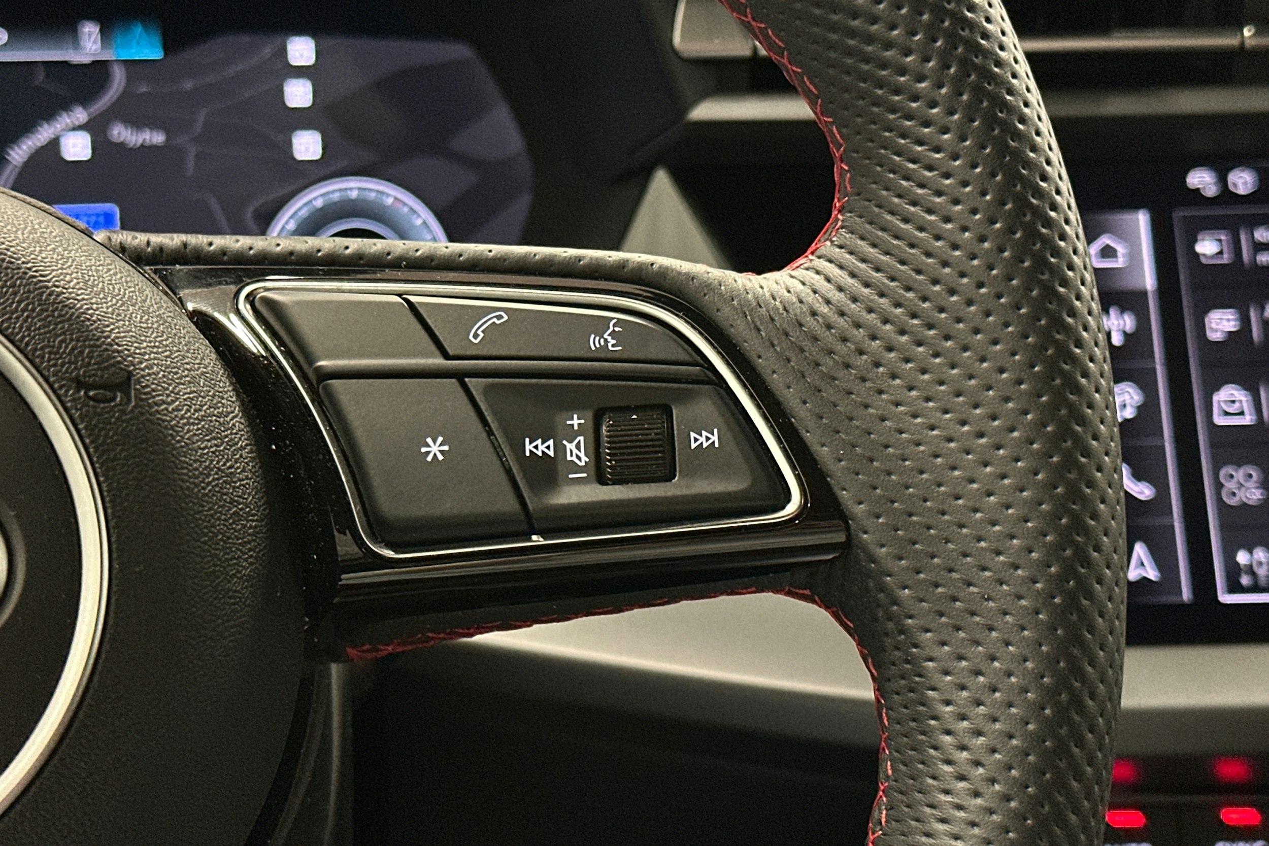 punainen Audi A3 2025 kuva 16.