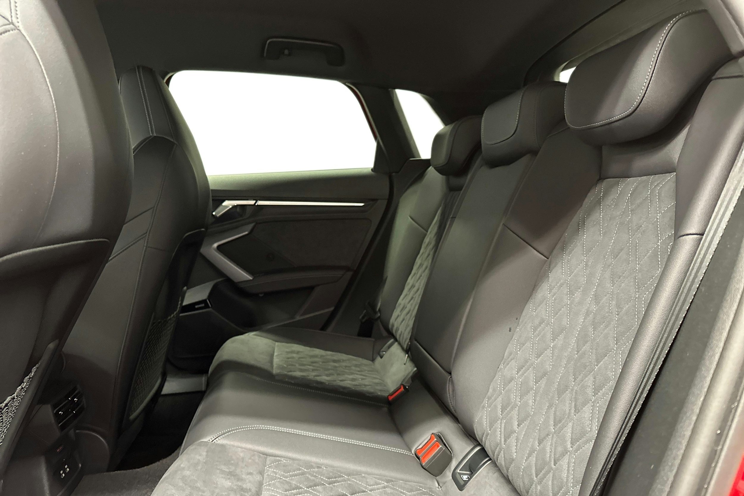 punainen Audi A3 2025 kuva 10.