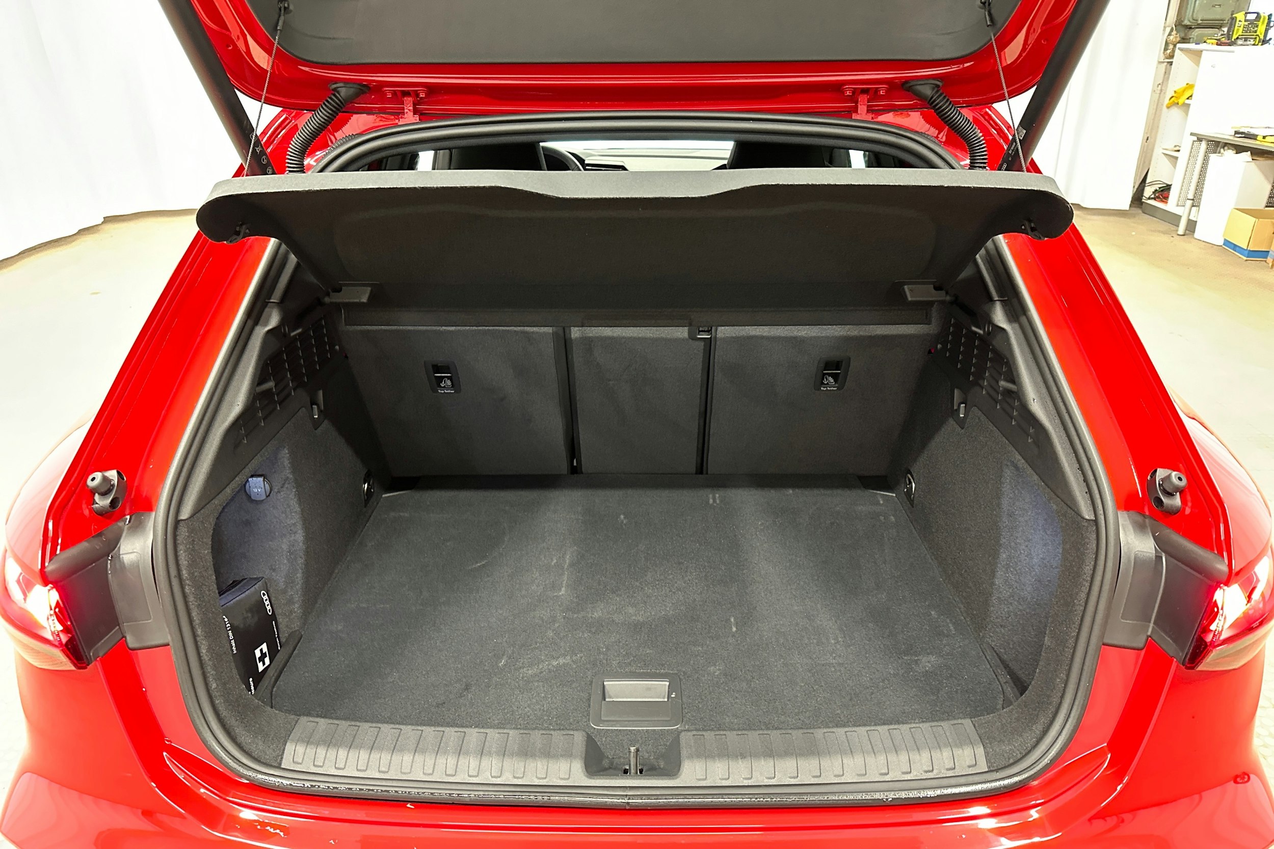 punainen Audi A3 2025 kuva 33.
