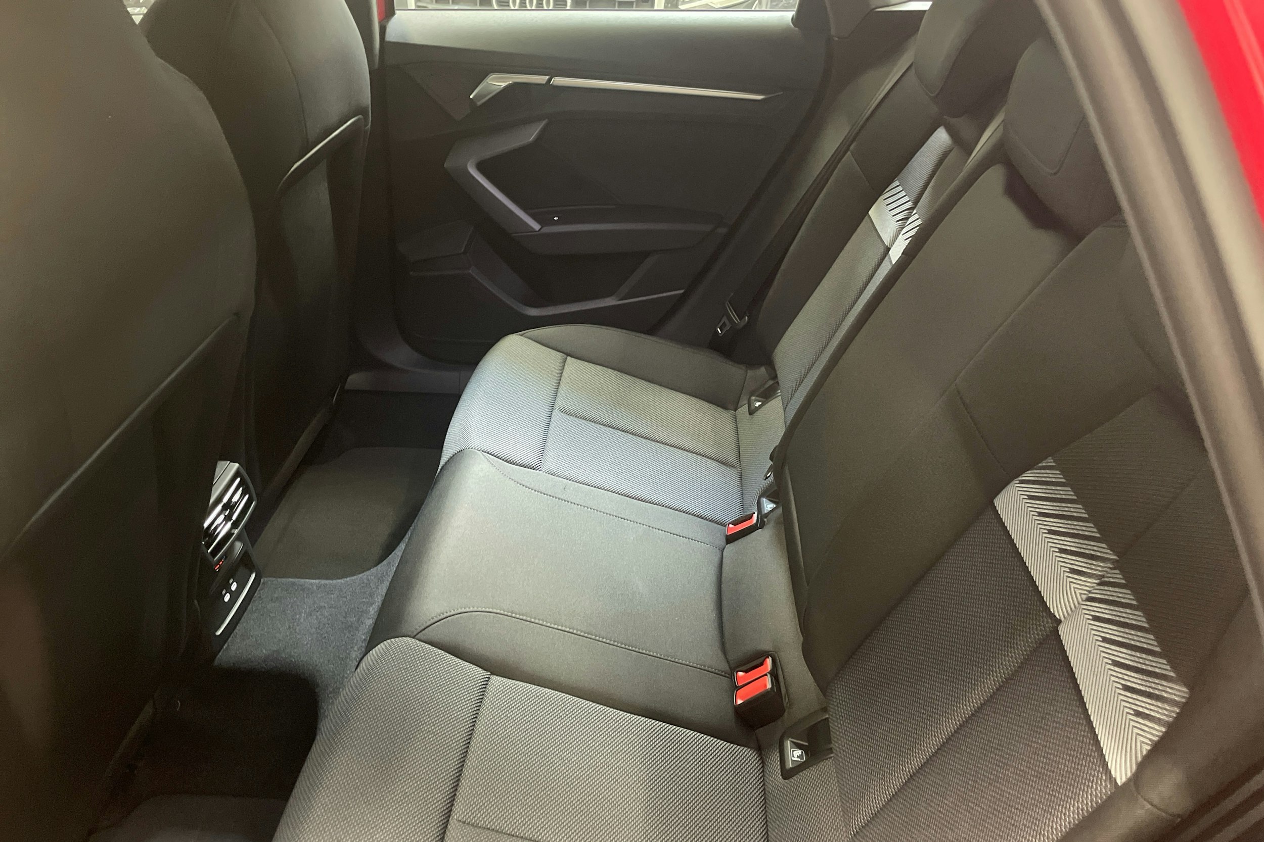 met. punainen Audi A3 2025 kuva 8.