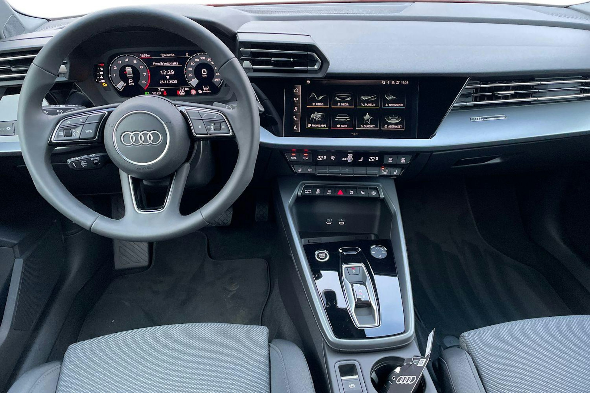 punainen Audi A3 2025 kuva 7.