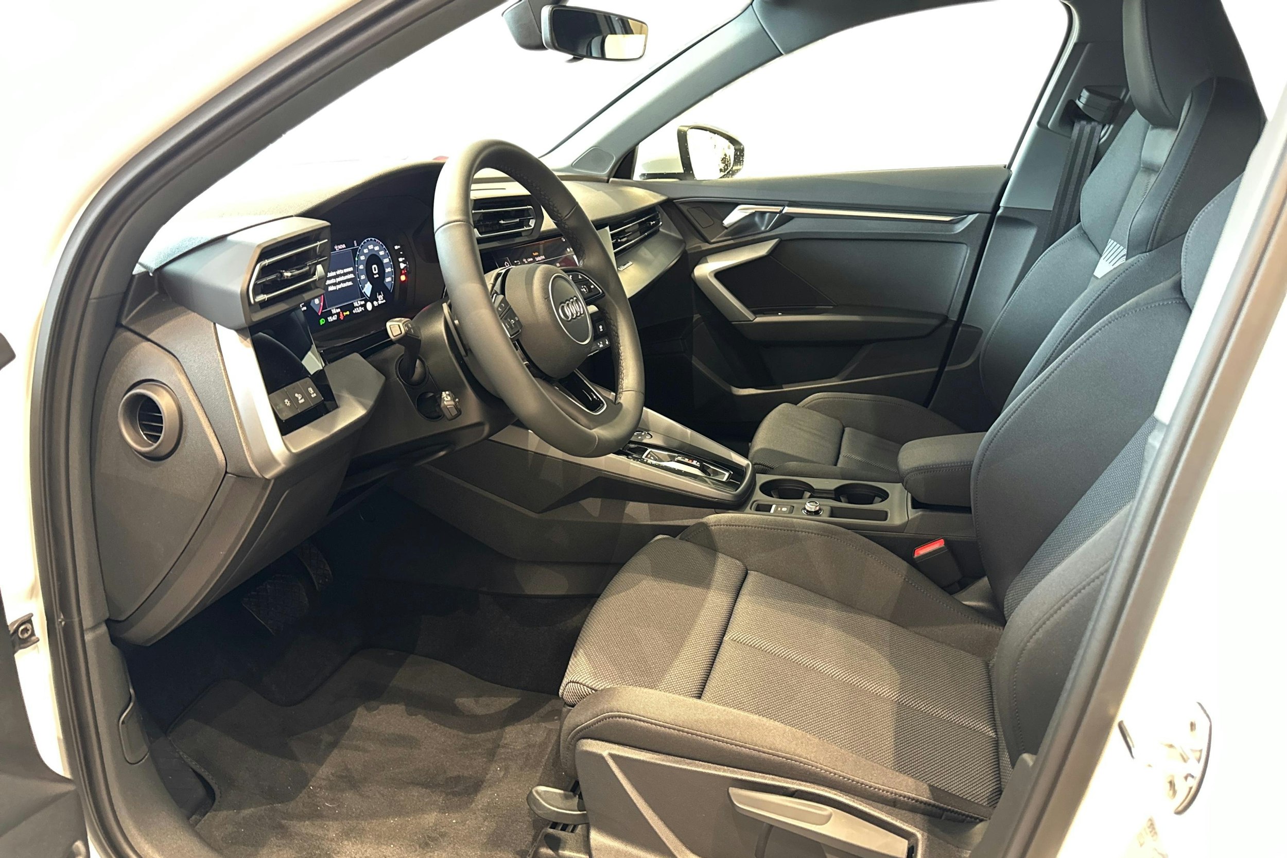 valkoinen Audi A3 2025 kuva 6.