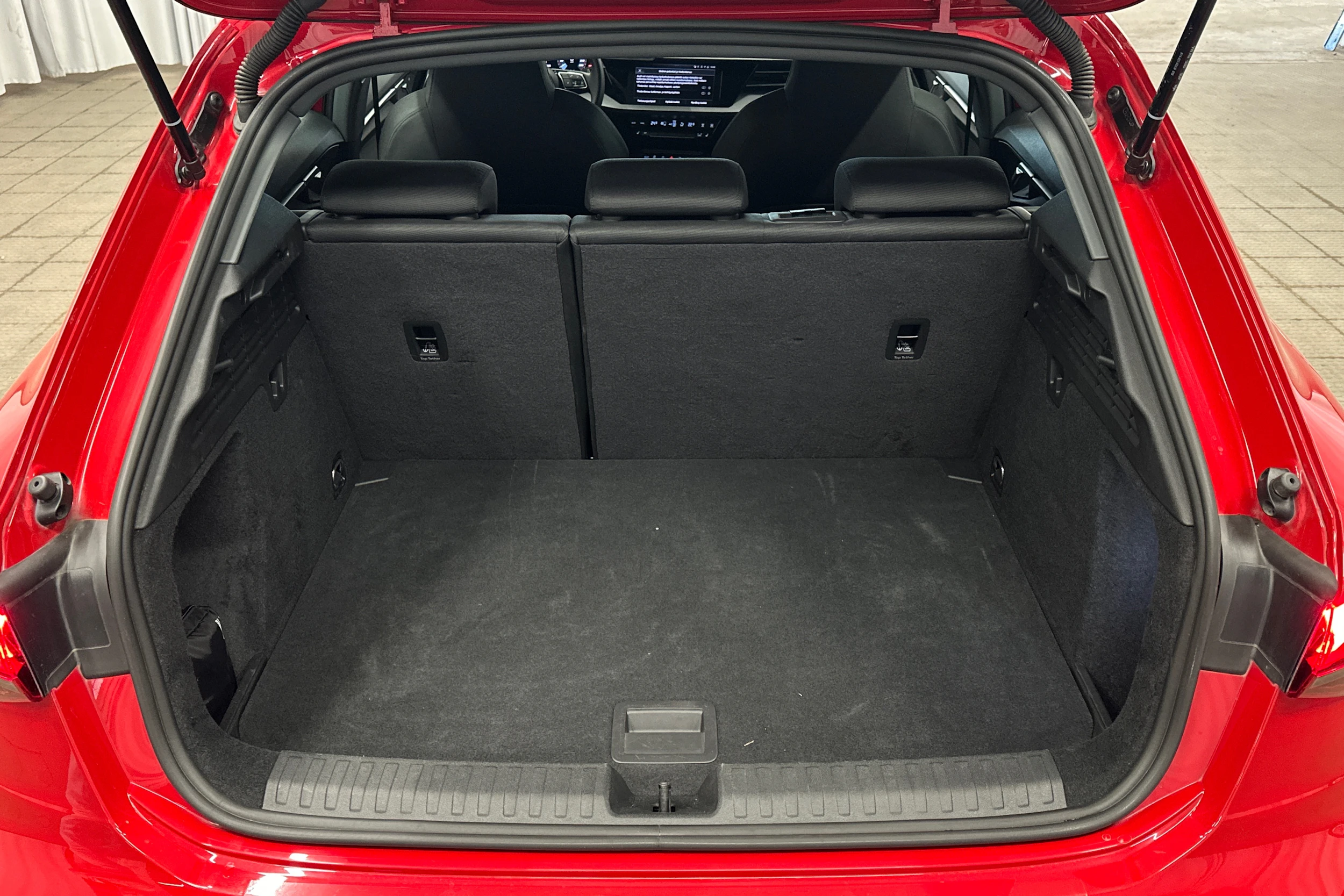 punainen Audi A3 2025 kuva 11.