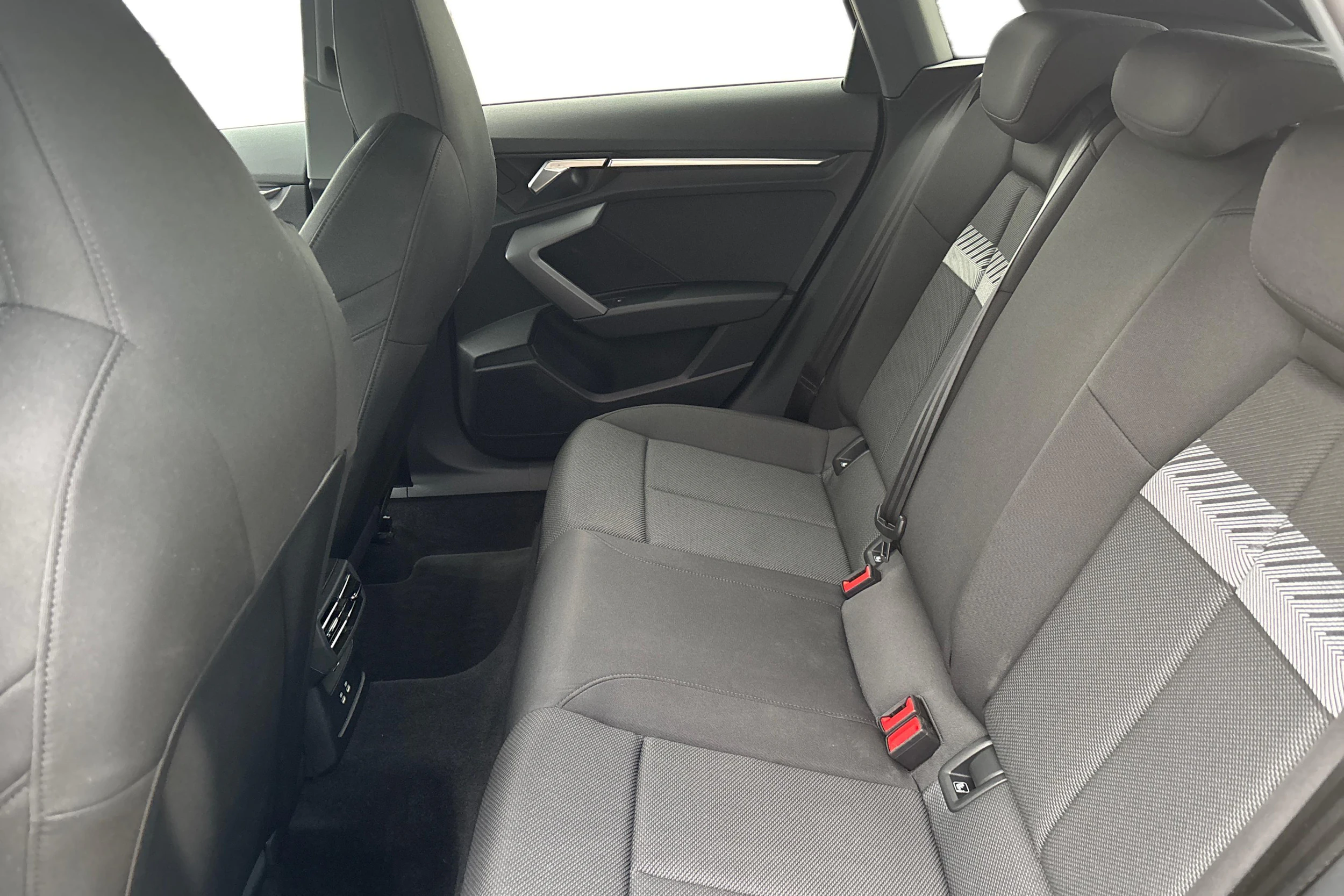keltainen Audi A3 2025 kuva 8.