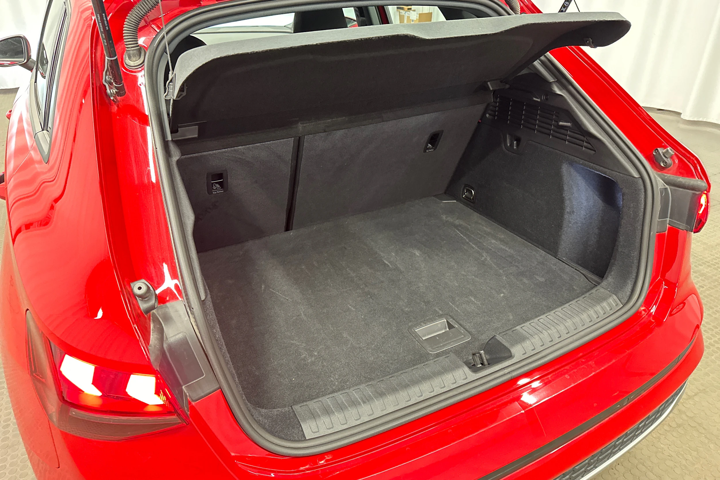 punainen Audi A3 2025 kuva 32.