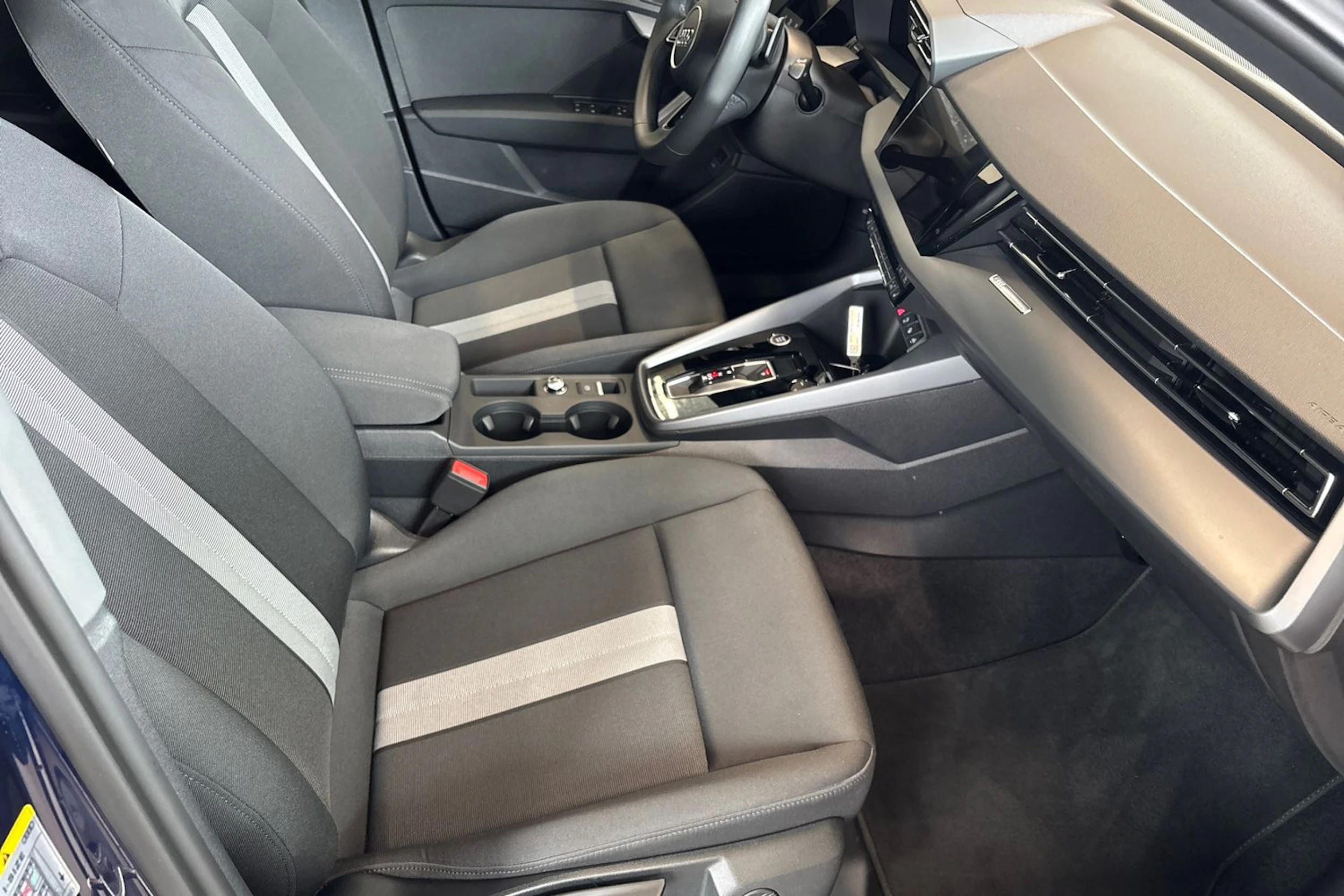 sininen Audi A3 2025 kuva 19.