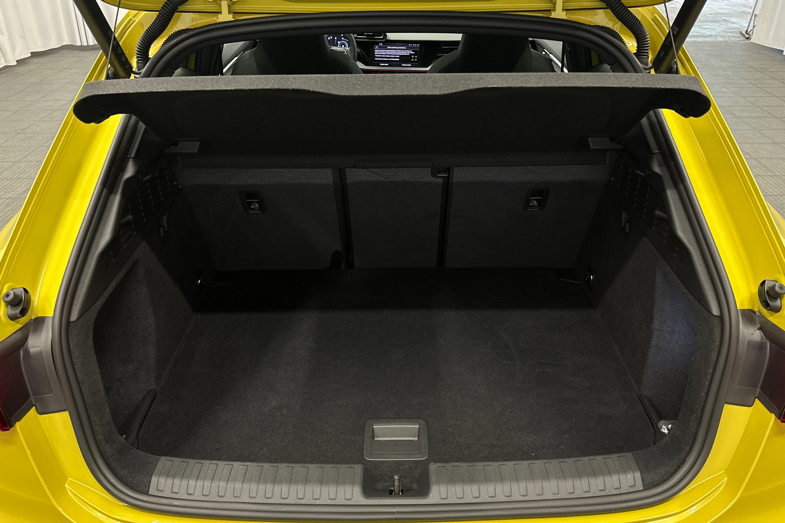 keltainen Audi A3 2026 kuva 11.