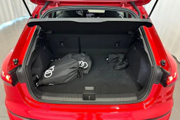 punainen Audi A3 2026 kuva 12.