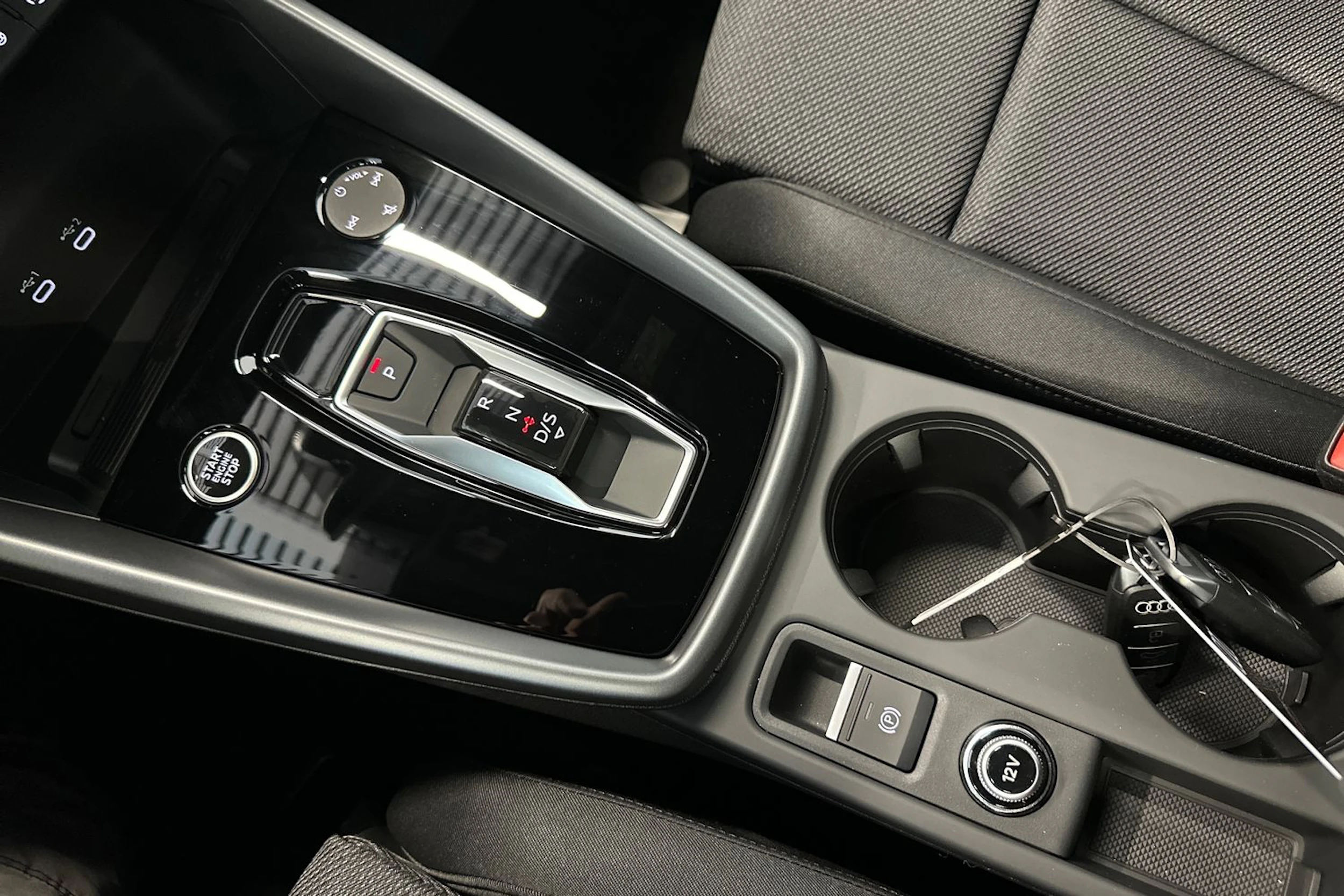 punainen Audi A3 2026 kuva 25.