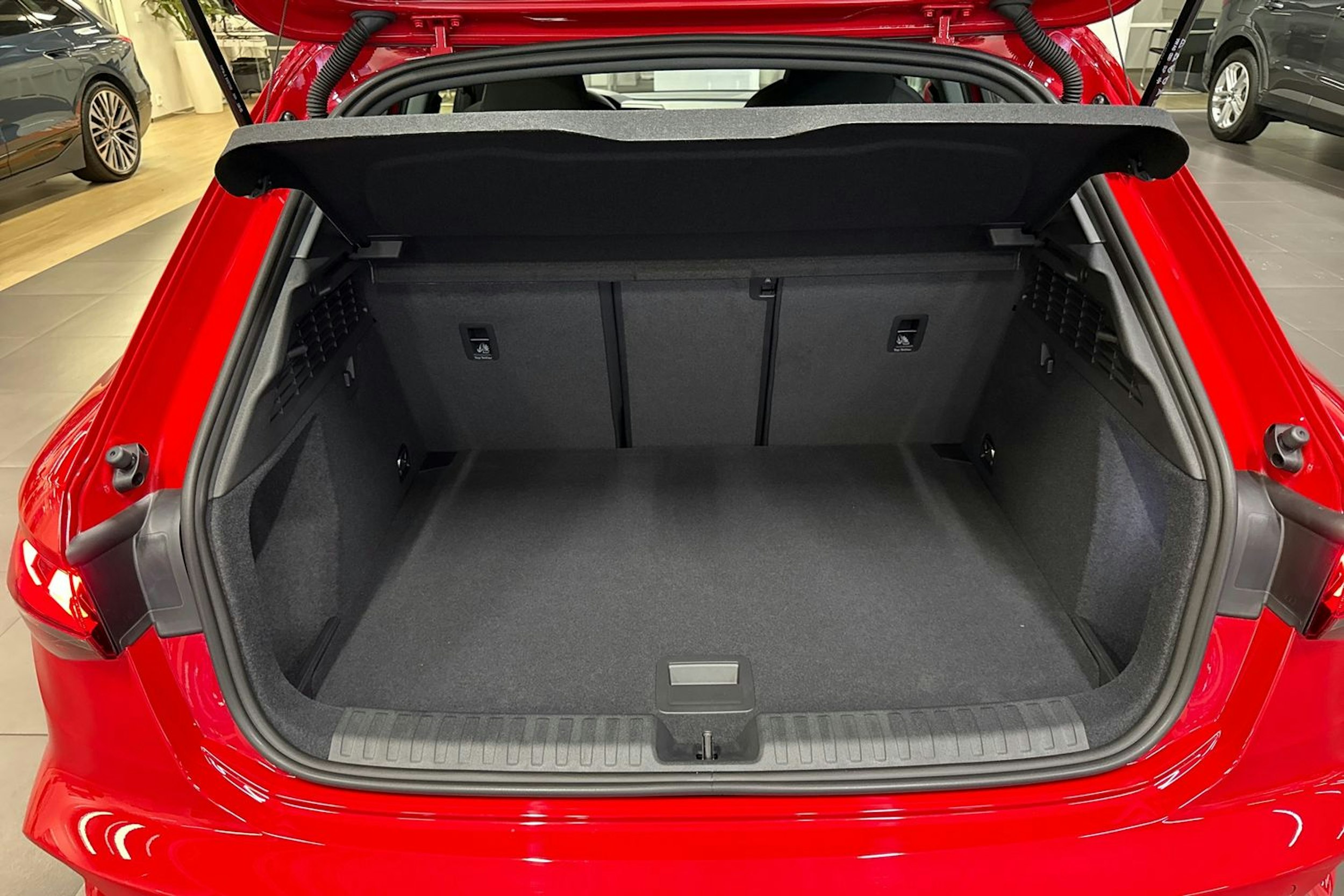 punainen Audi A3 2026 kuva 18.