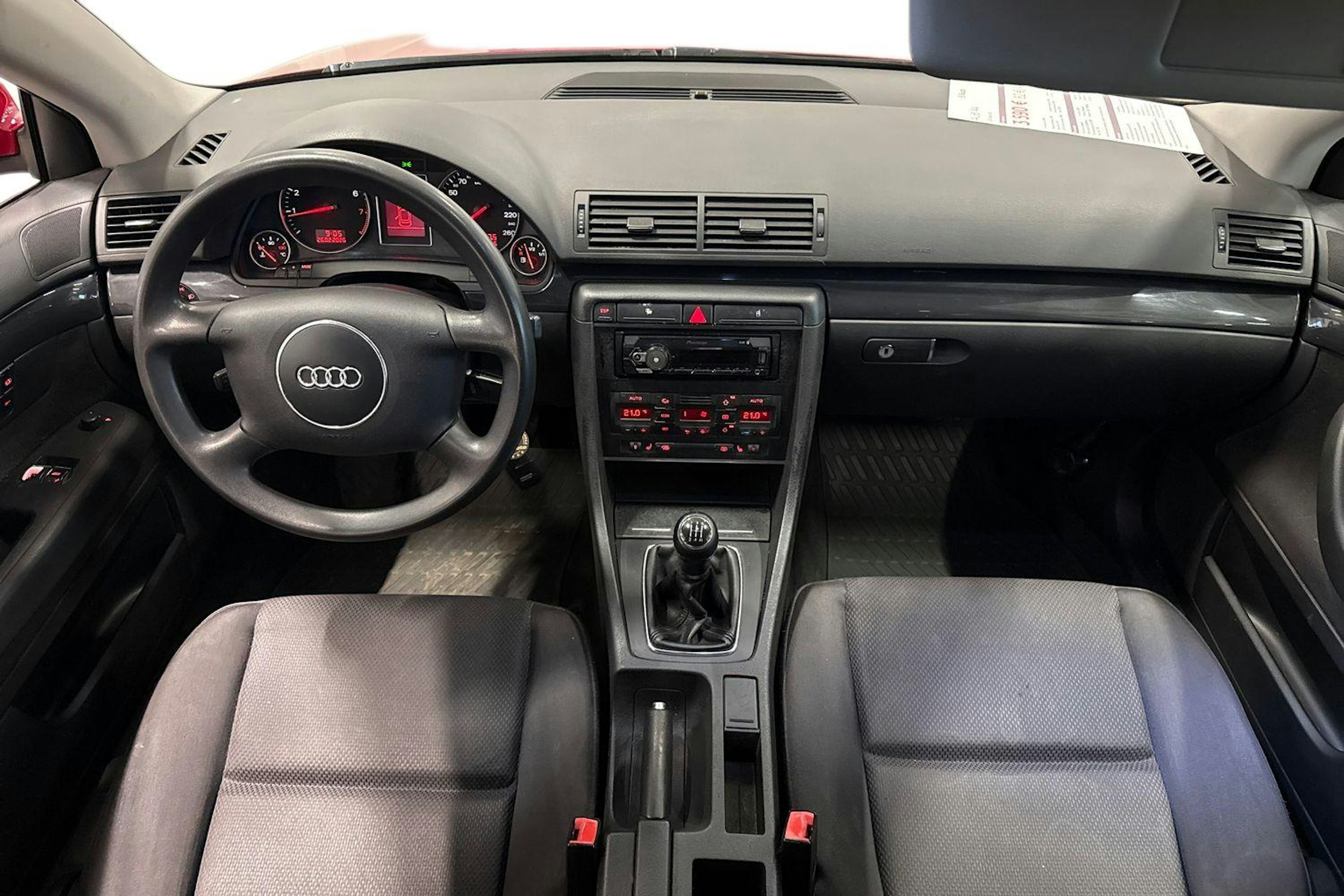 punainen Audi A4 2001 kuva 9.