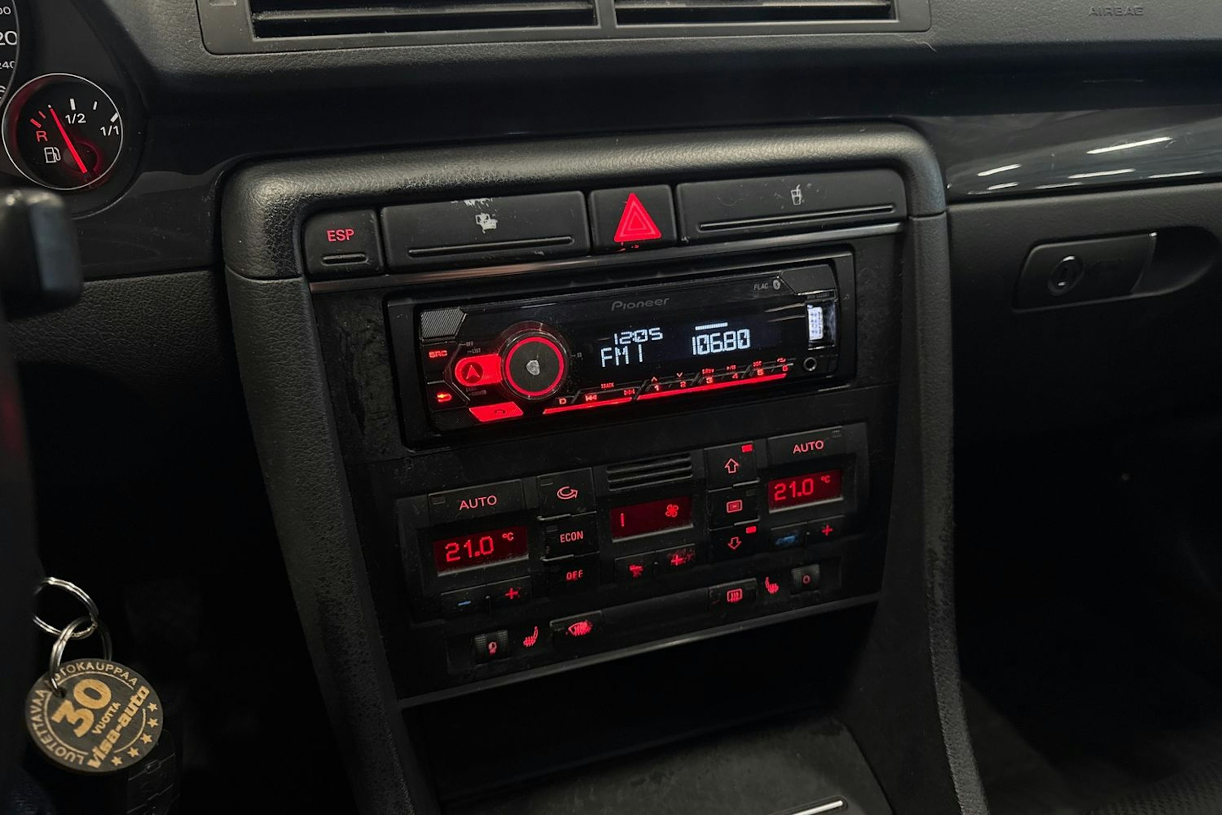 punainen Audi A4 2001 kuva 17.