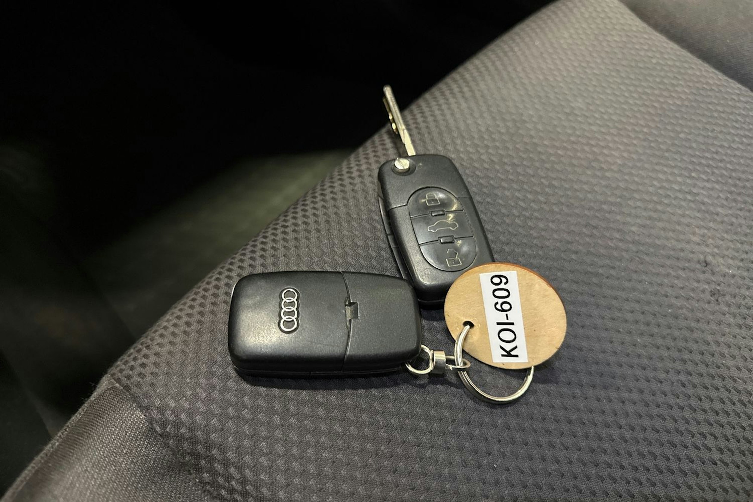 punainen Audi A4 2001 kuva 21.