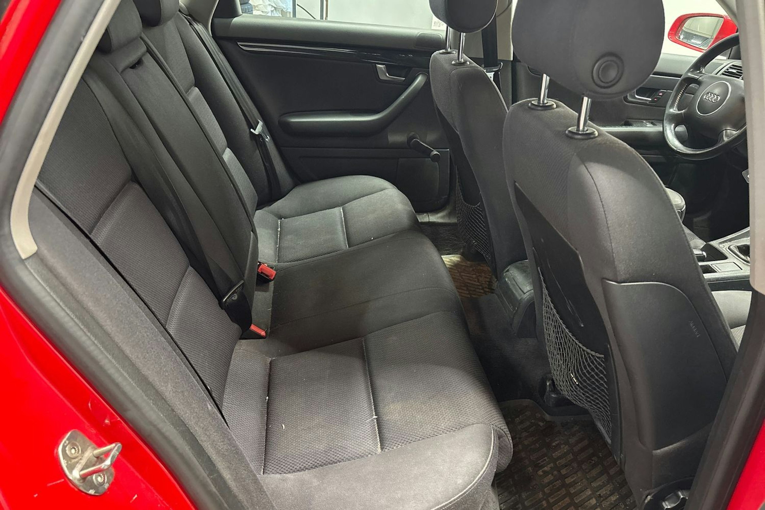 Punainen Audi A4 2004 kuva 11.
