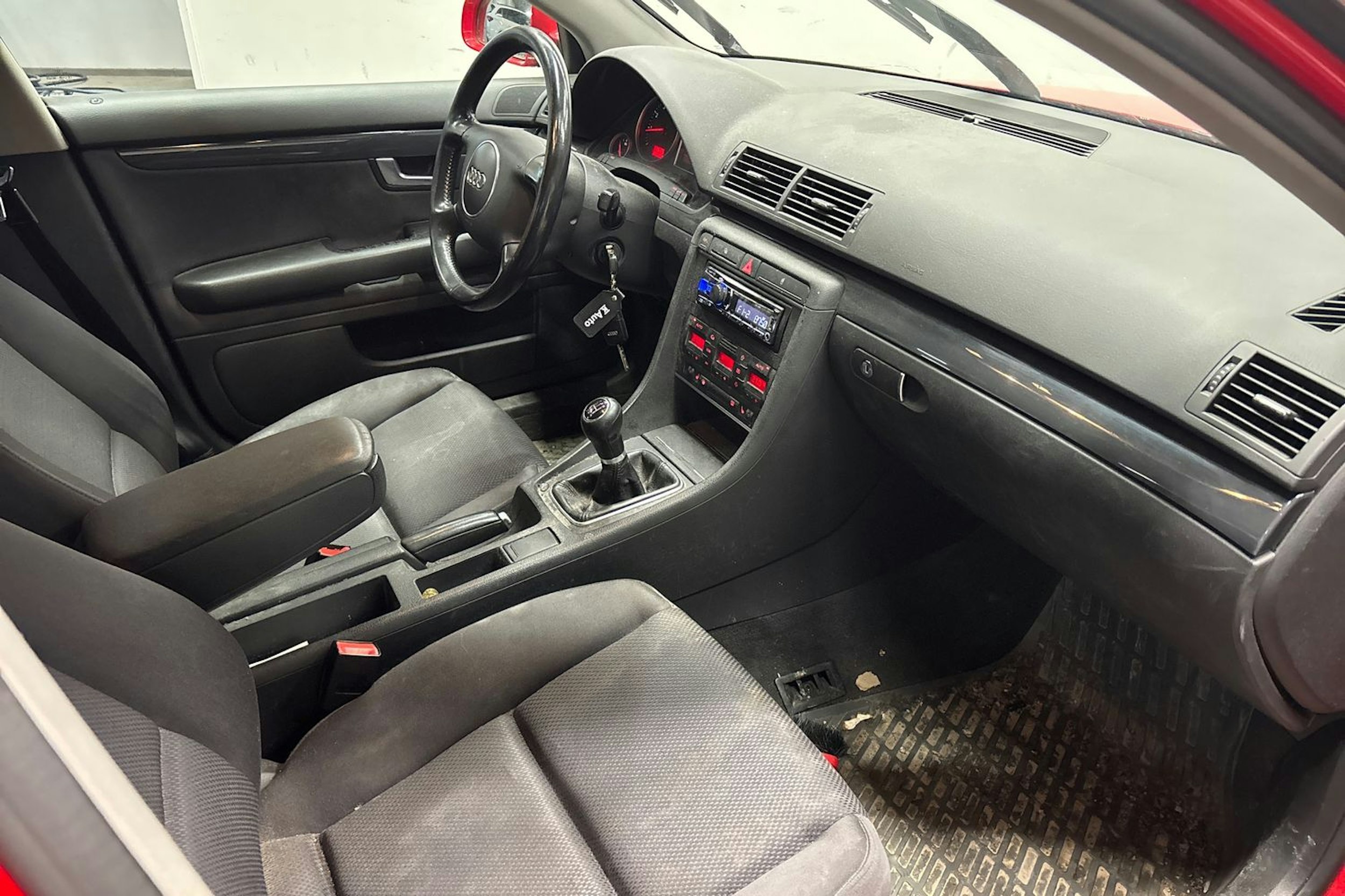 Punainen Audi A4 2004 kuva 12.