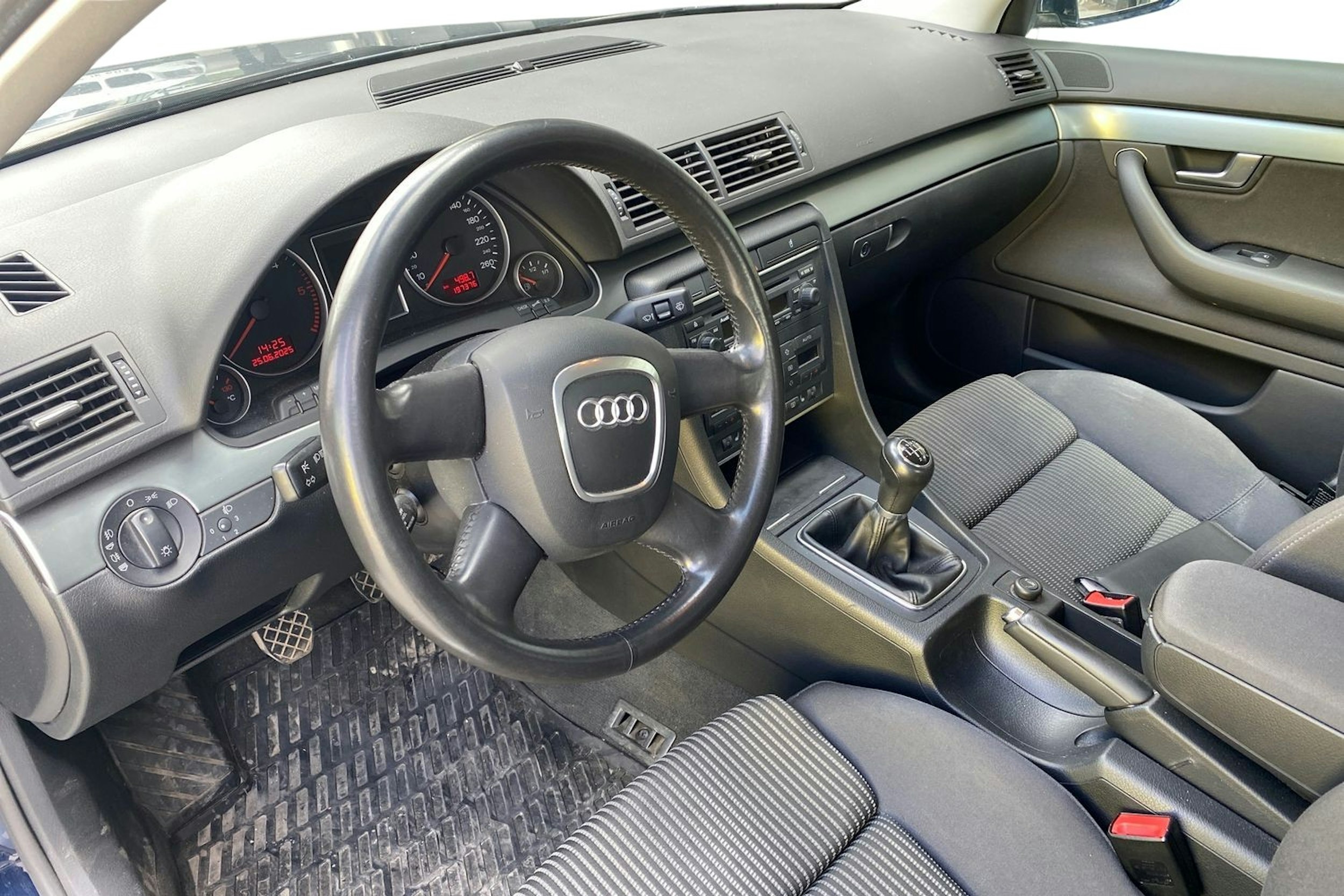 Sininen Audi A4 2005 kuva 7.